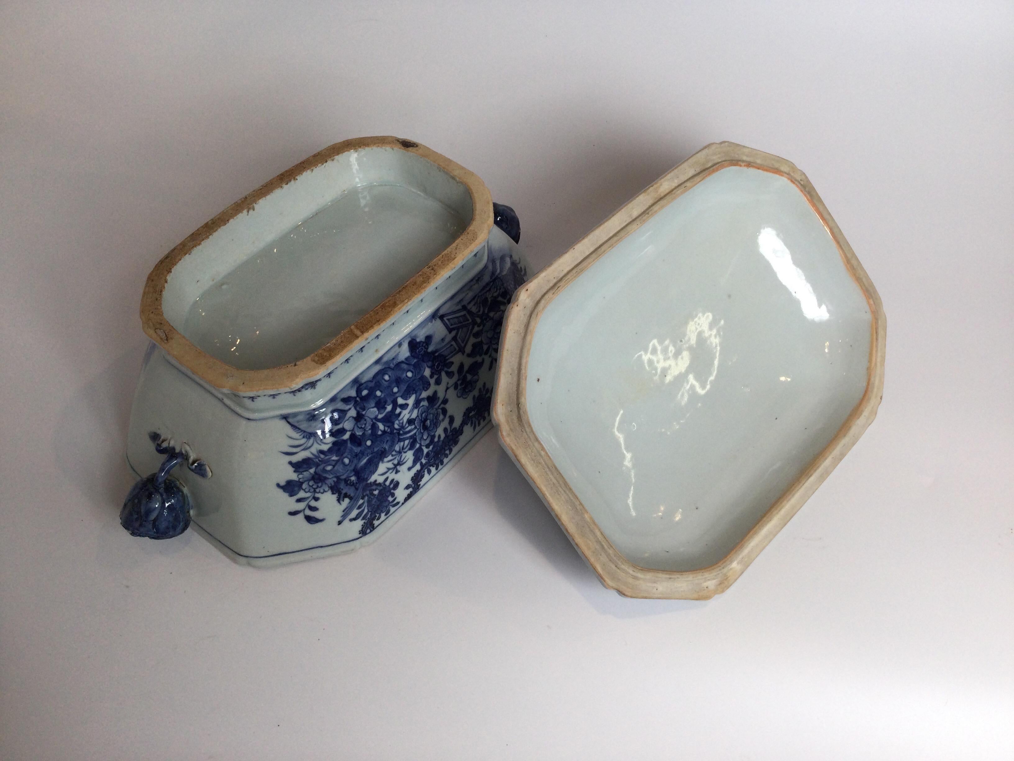 Soupière couverte en porcelaine chinoise de la fin du XVIIIe siècle en vente 1