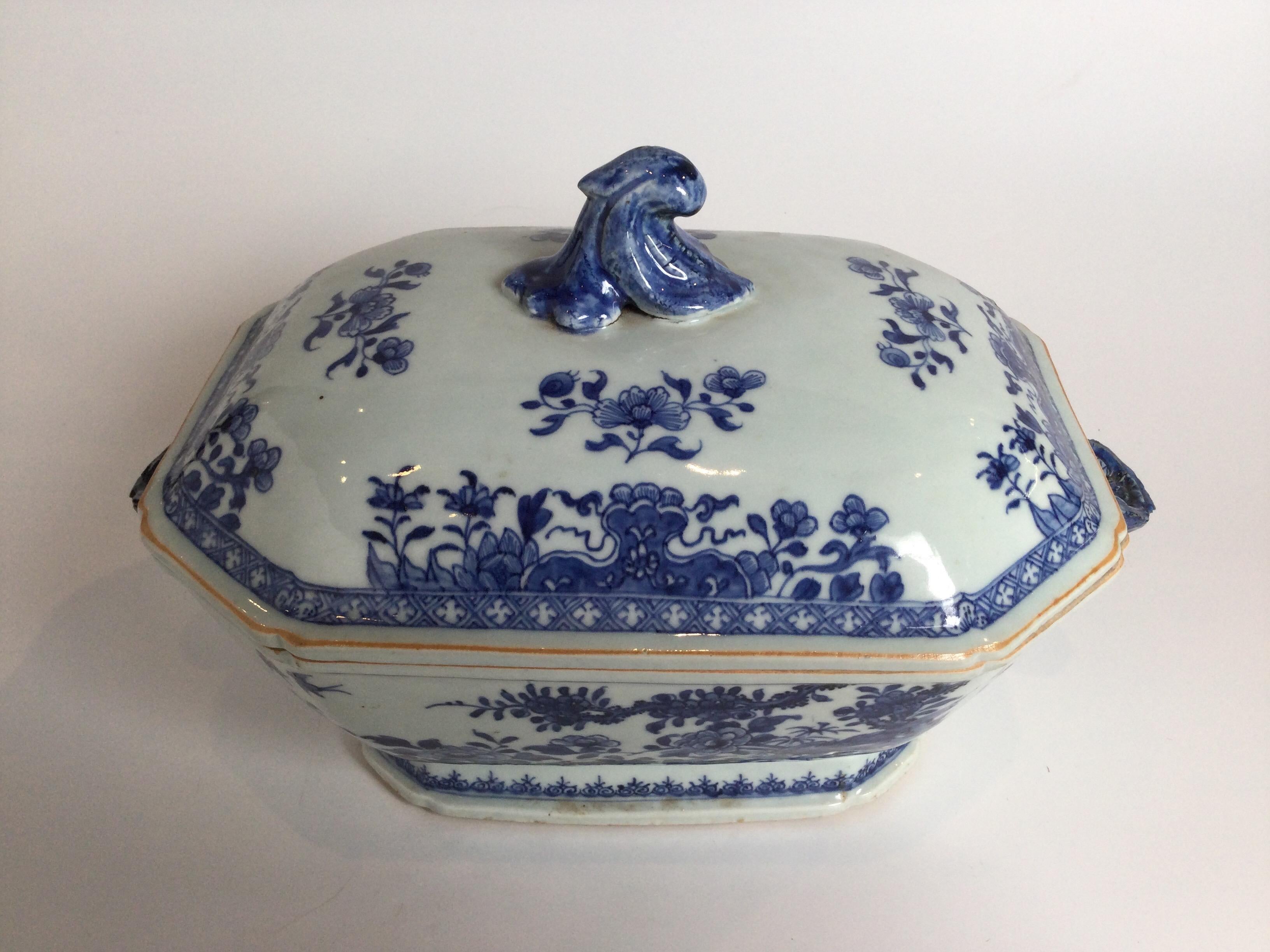 Elegant circa 1790 Nanking Chinese porcelain hand painted blue and white tureen in excellent condition, no repairs.