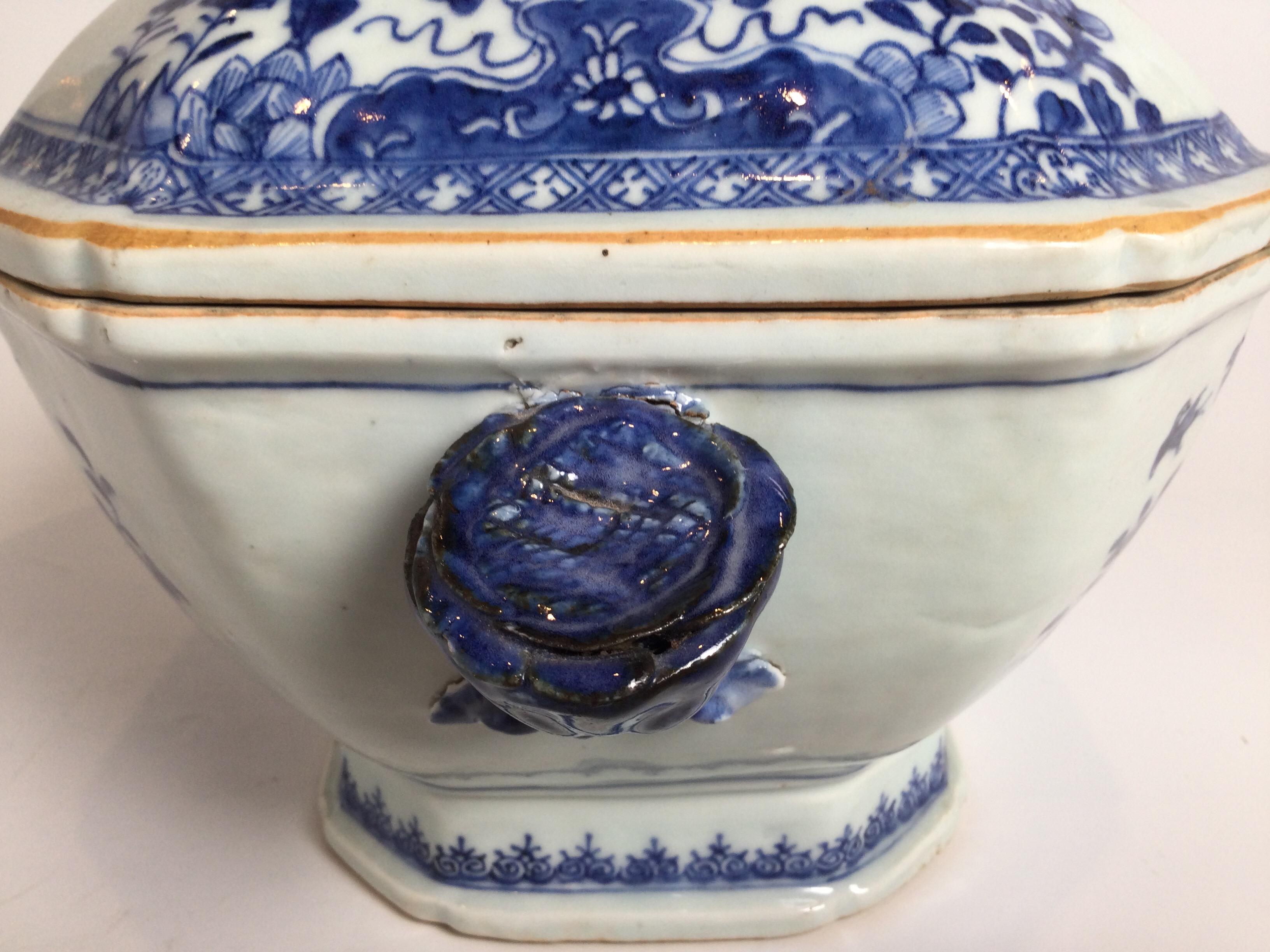 Exportation chinoise Soupière couverte en porcelaine chinoise de la fin du XVIIIe siècle en vente