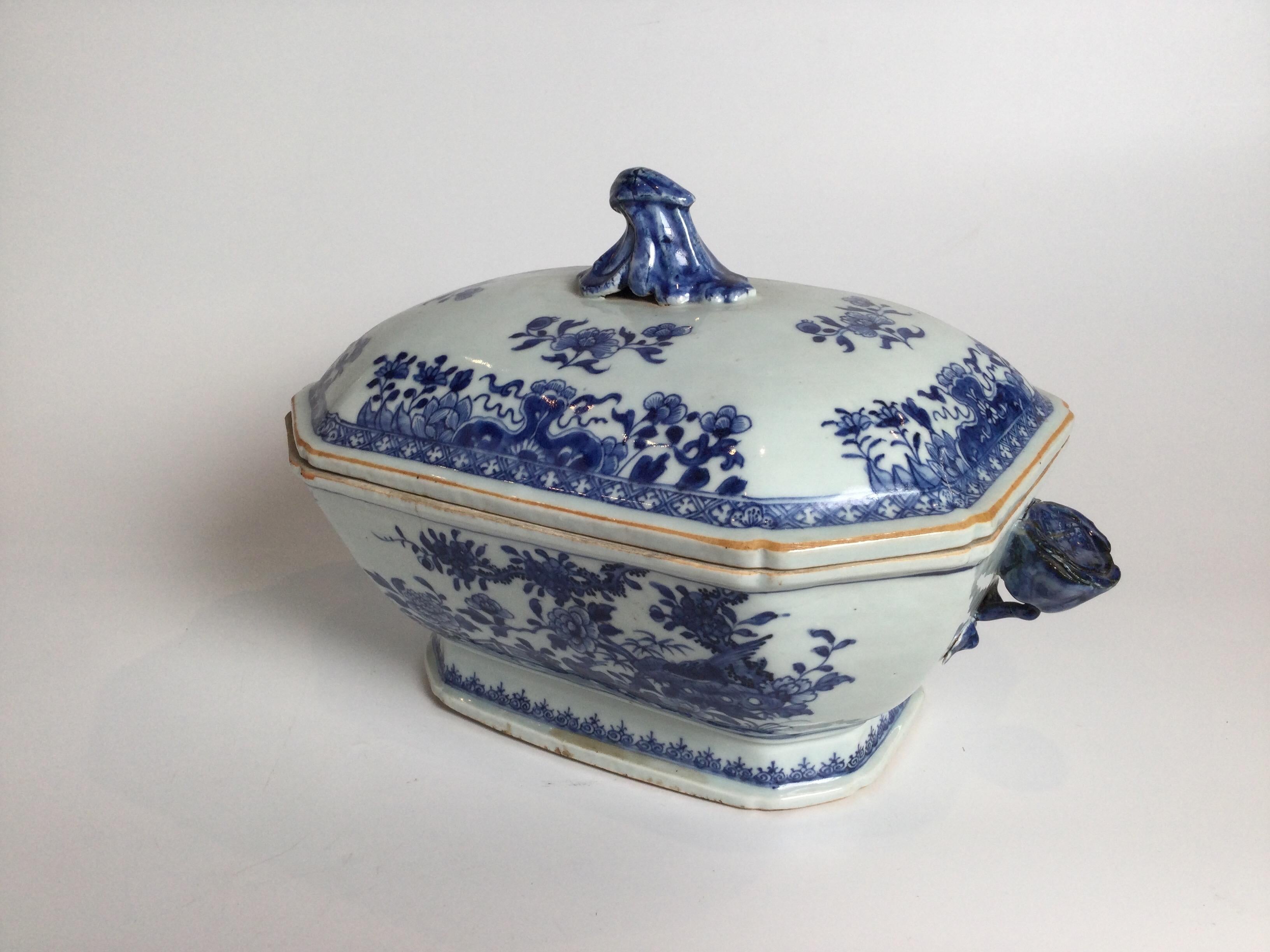 Chinois Soupière couverte en porcelaine chinoise de la fin du XVIIIe siècle en vente