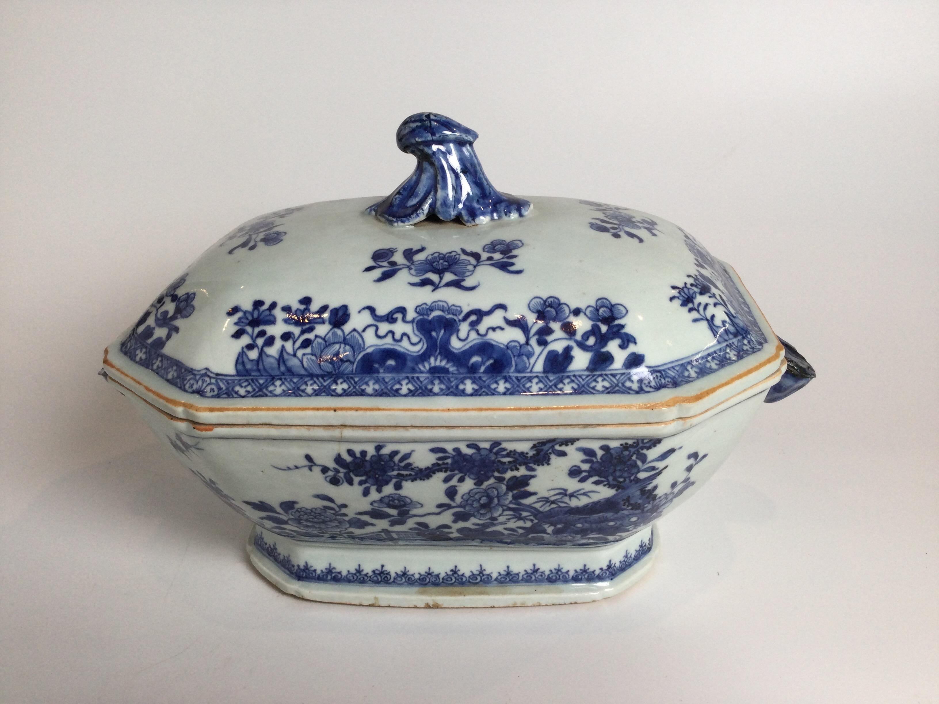 Hand-Painted Late 18th Century Chinese Porcelain Covered Tureen For Sale