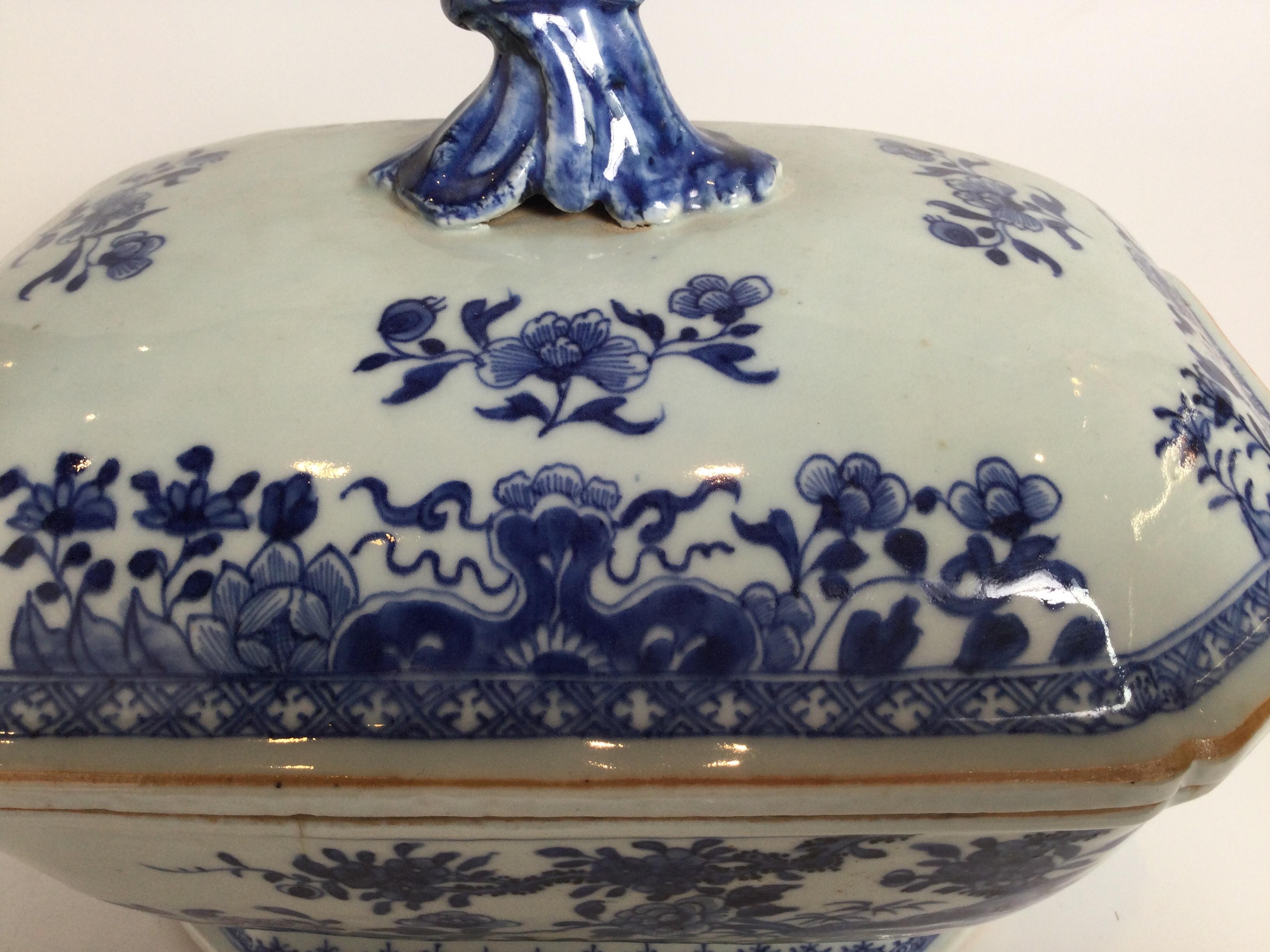 Late 18th Century Chinese Porcelain Covered Tureen In Excellent Condition For Sale In Lambertville, NJ