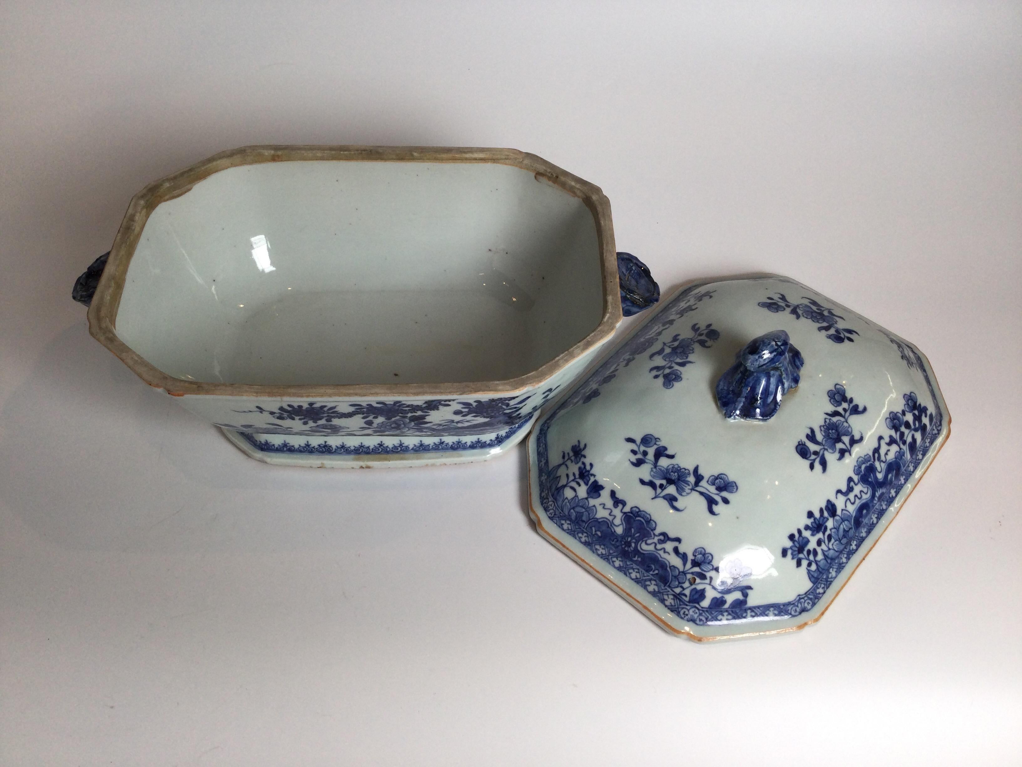 18th Century and Earlier Late 18th Century Chinese Porcelain Covered Tureen For Sale