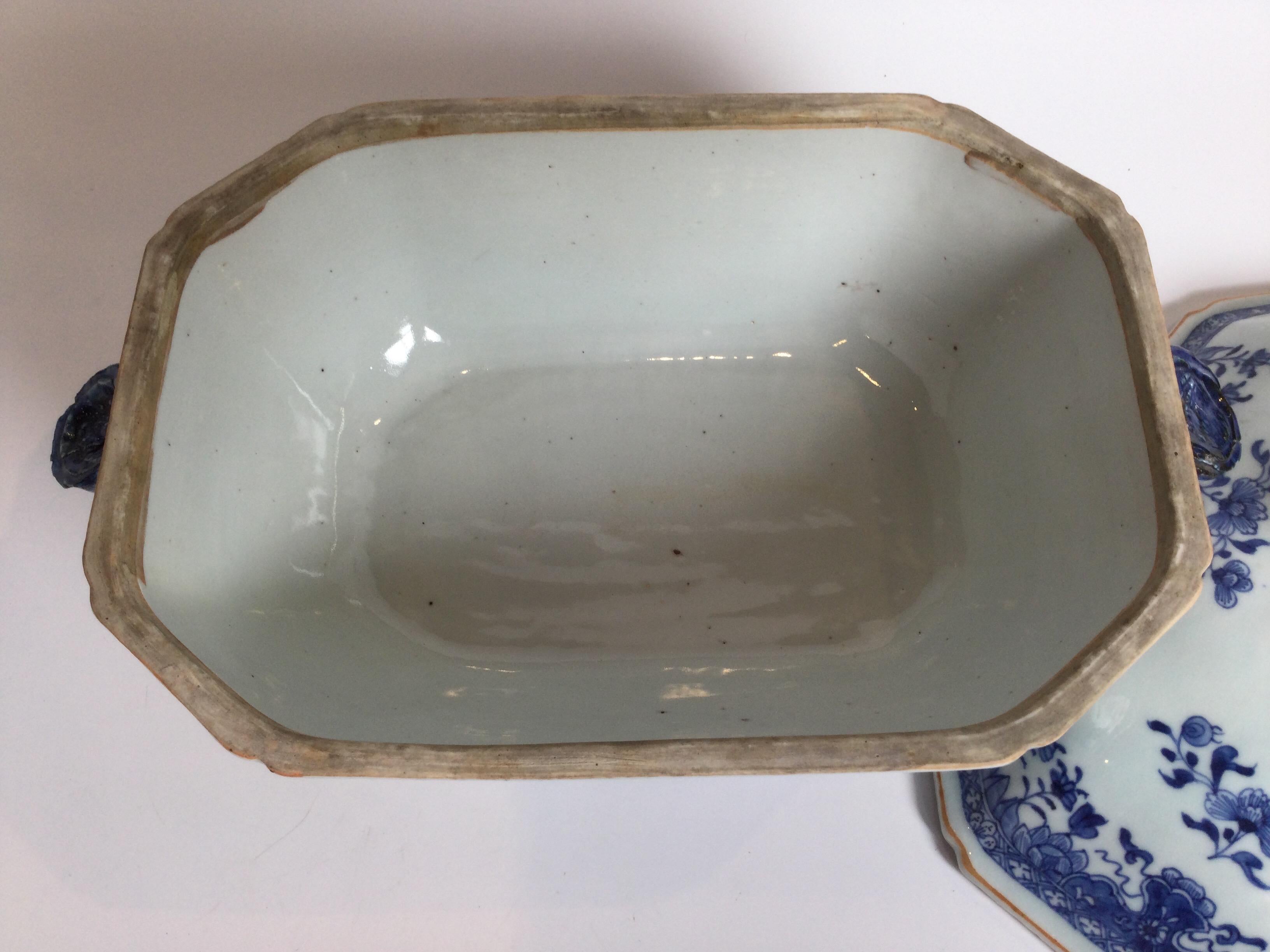 Late 18th Century Chinese Porcelain Covered Tureen For Sale 1
