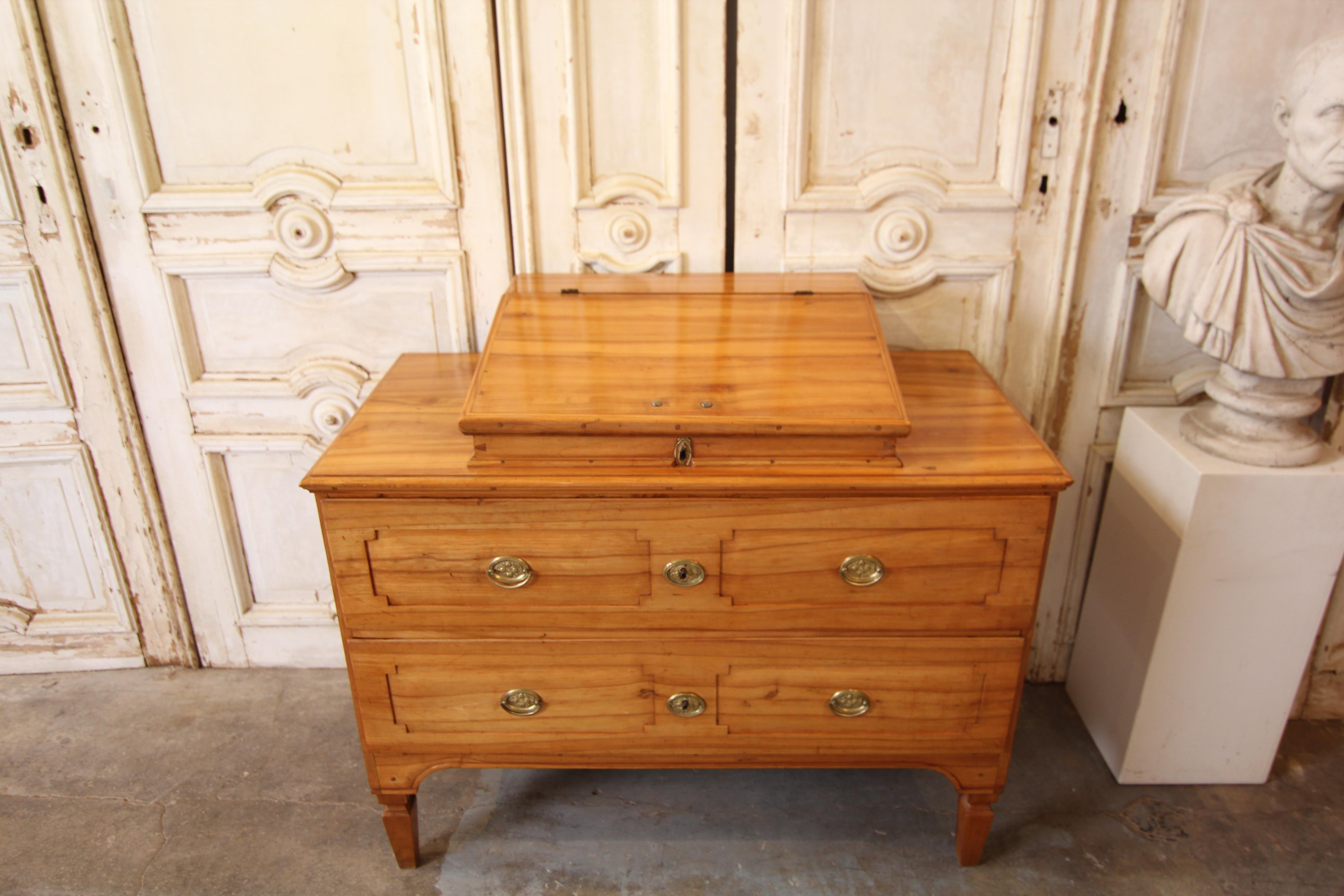 Late 18th Century Classicist Cherry Wood Chest of Drawers In Good Condition In Dusseldorf, DE