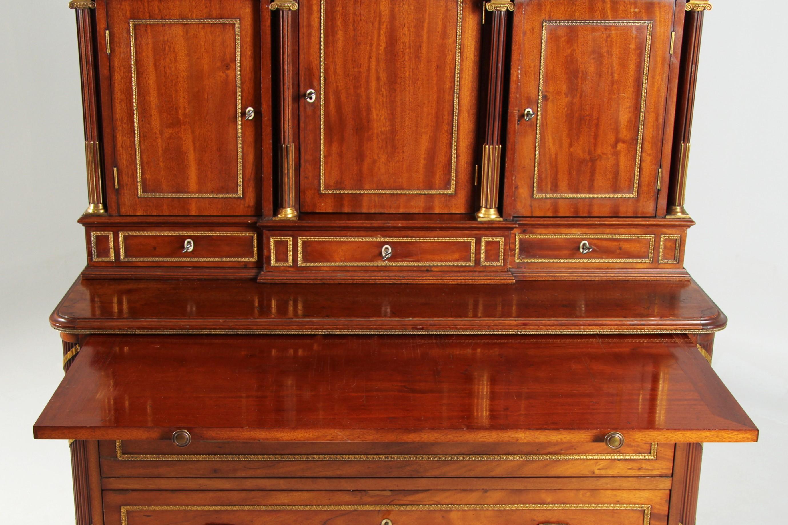 Cabinet de collection de la fin du XVIIIe siècle, en acajou avec marqueterie et orfèvrerie en vente 3