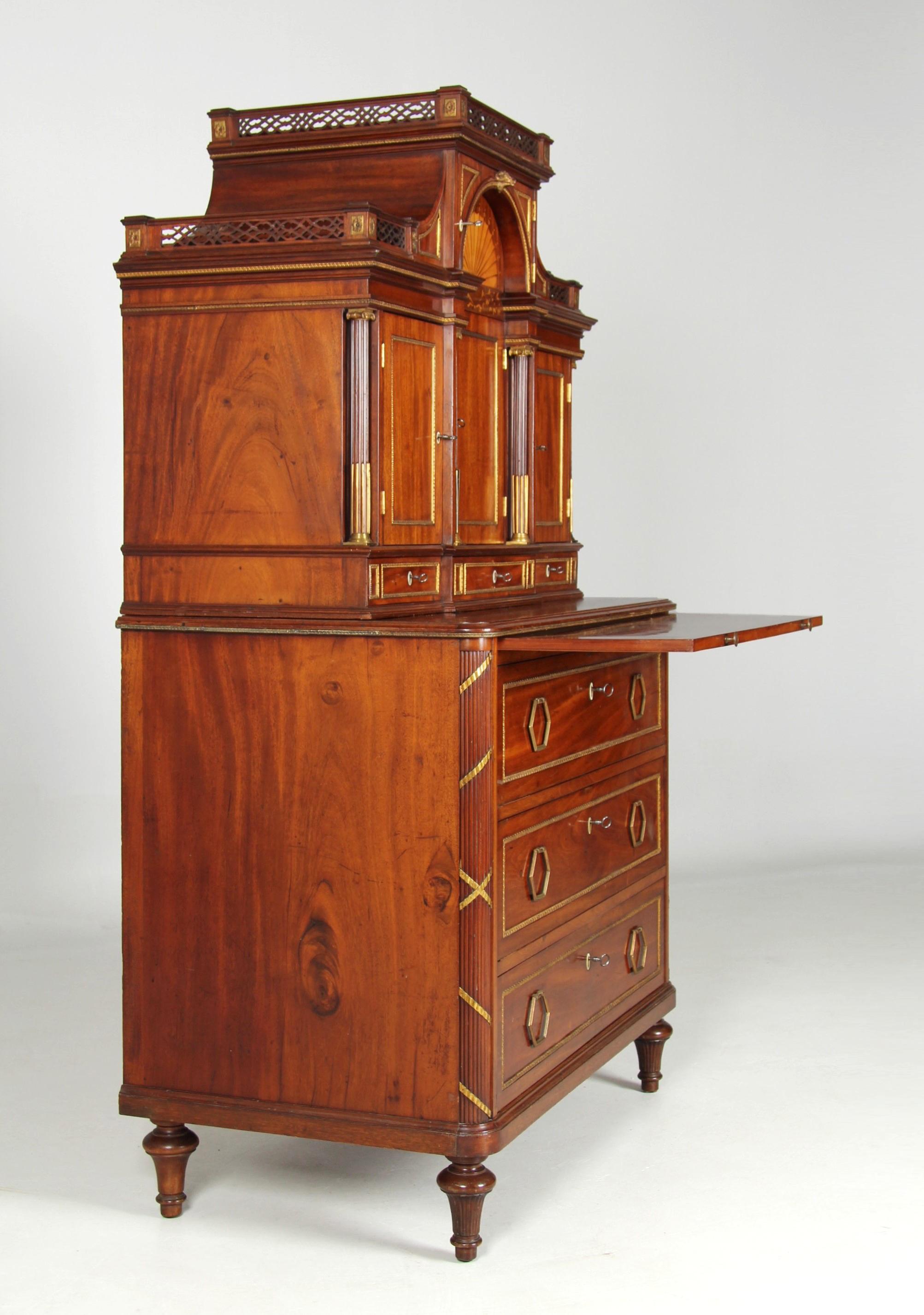 Cabinet de collection de la fin du XVIIIe siècle, en acajou avec marqueterie et orfèvrerie en vente 4