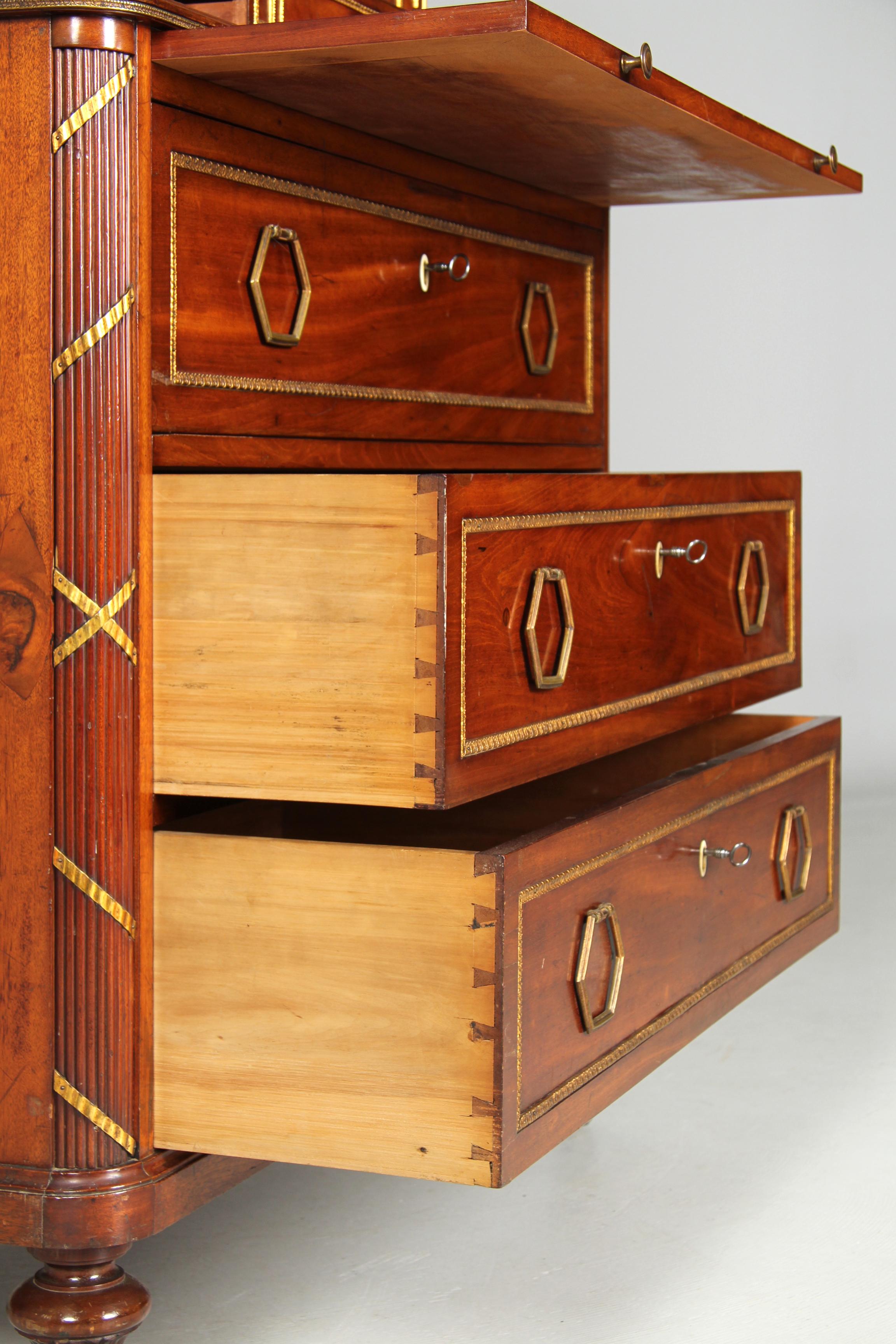 Cabinet de collection de la fin du XVIIIe siècle, en acajou avec marqueterie et orfèvrerie en vente 5