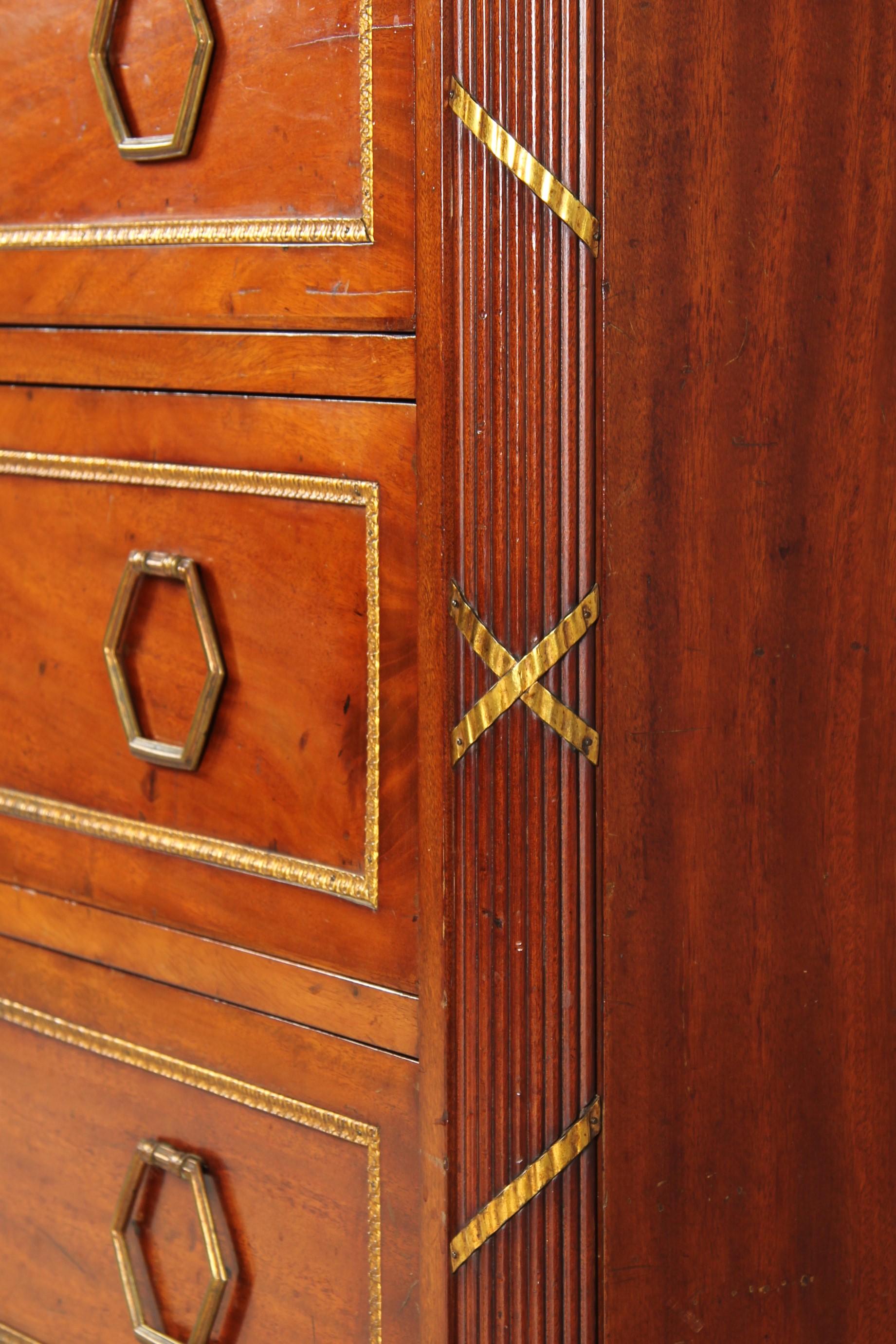 Cabinet de collection de la fin du XVIIIe siècle, en acajou avec marqueterie et orfèvrerie en vente 6