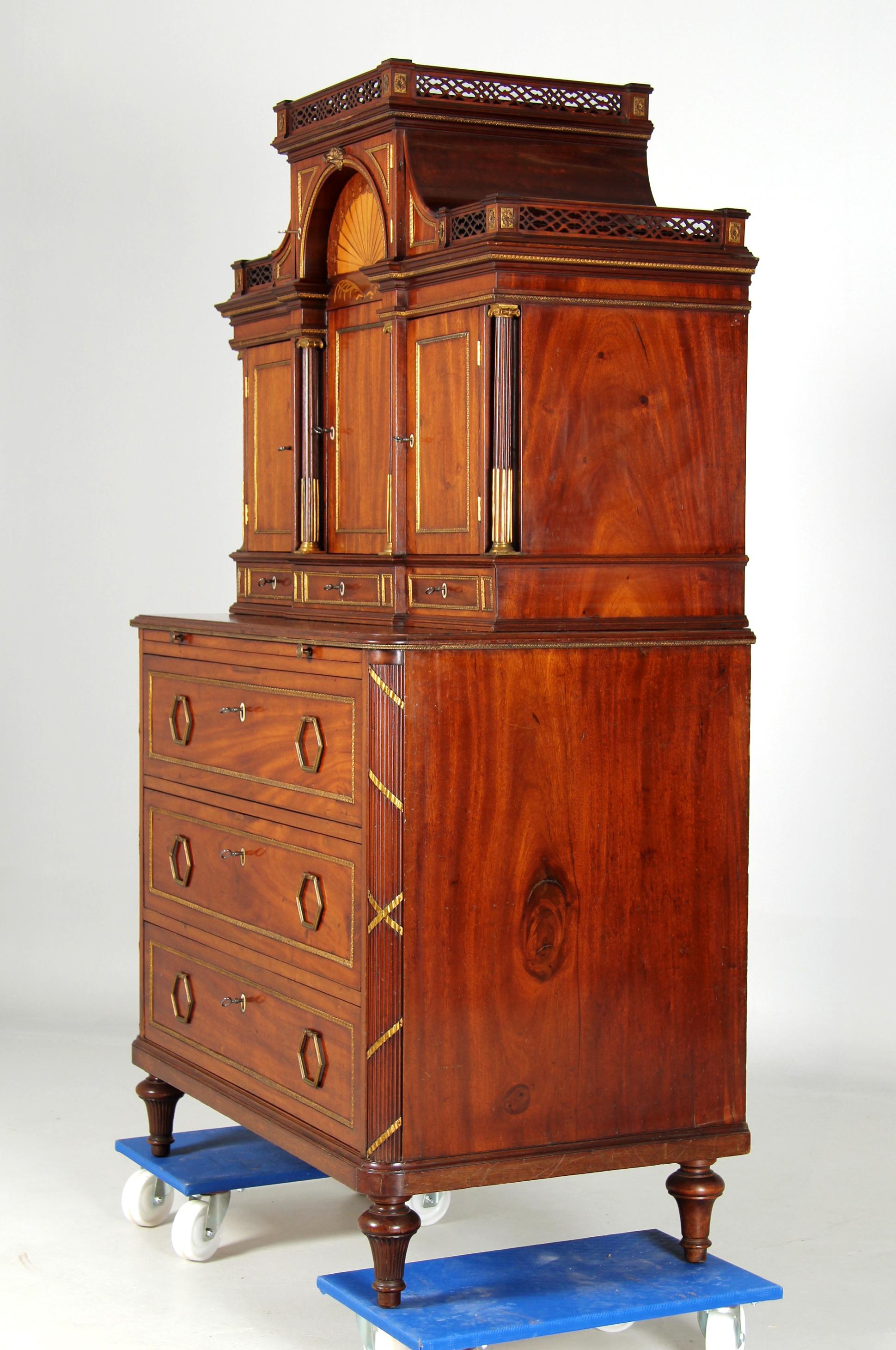 Cabinet de collection de la fin du XVIIIe siècle, en acajou avec marqueterie et orfèvrerie en vente 8