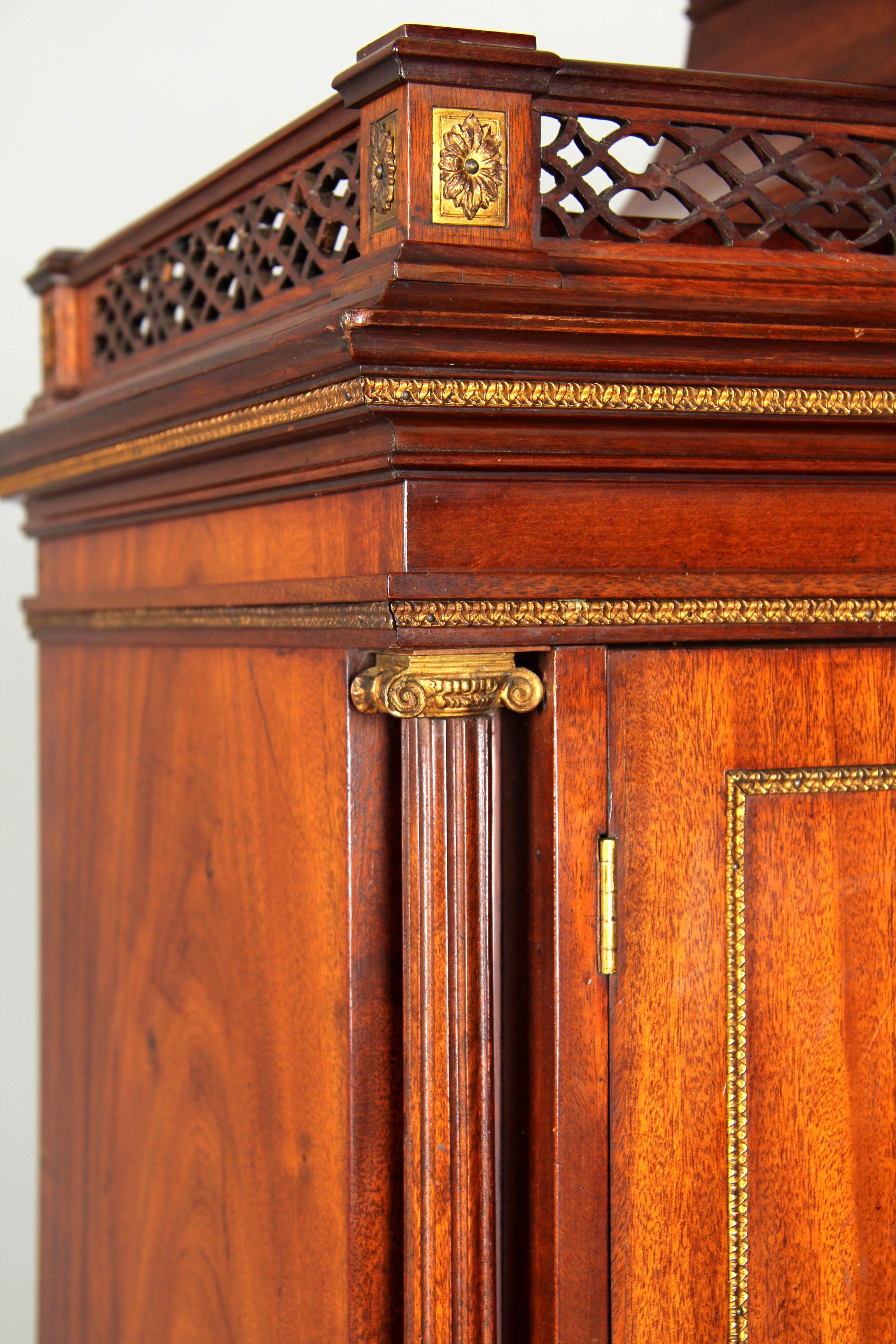 Cabinet de collection de la fin du XVIIIe siècle, en acajou avec marqueterie et orfèvrerie en vente 9