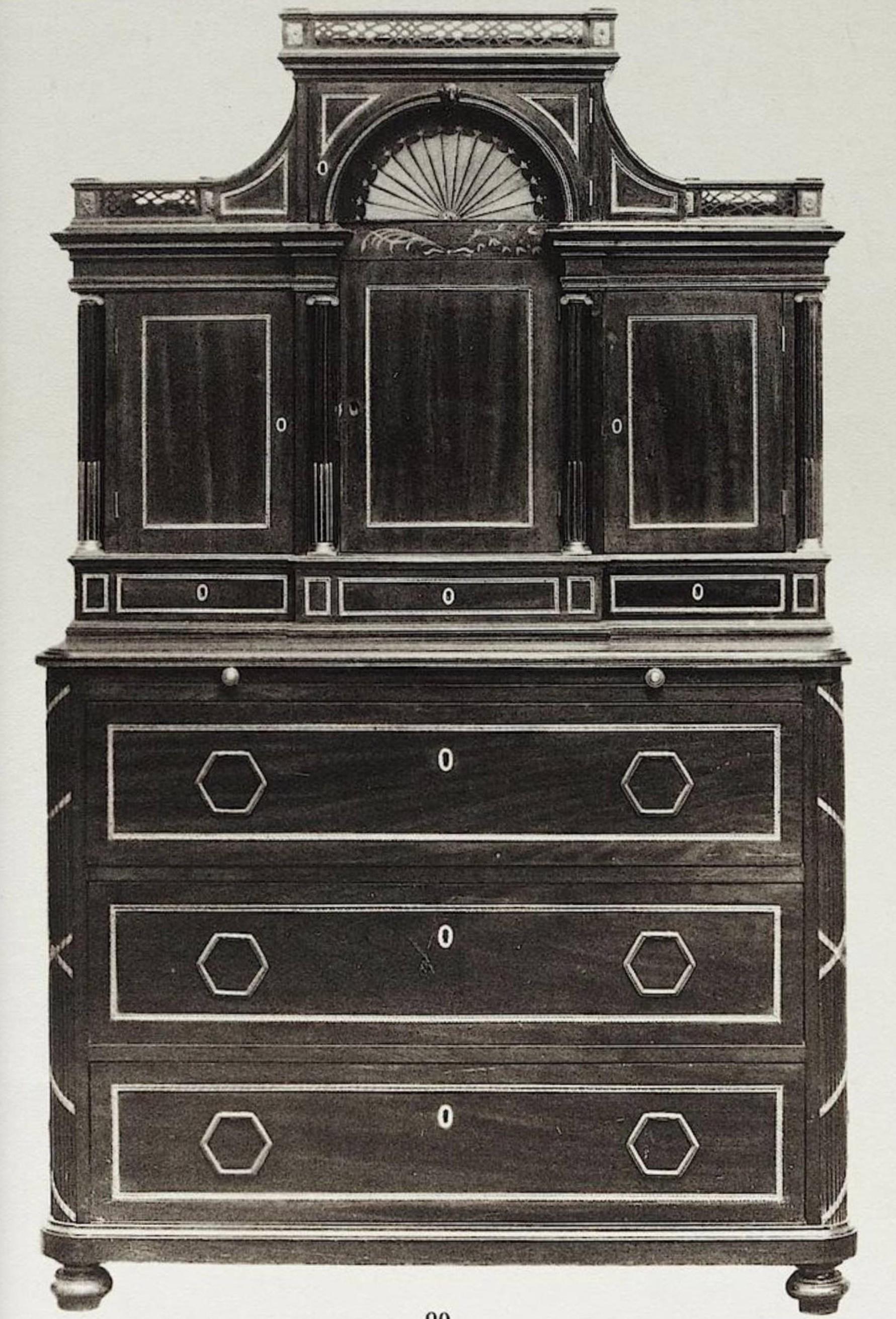 Cabinet de collection de la fin du XVIIIe siècle, en acajou avec marqueterie et orfèvrerie en vente 10