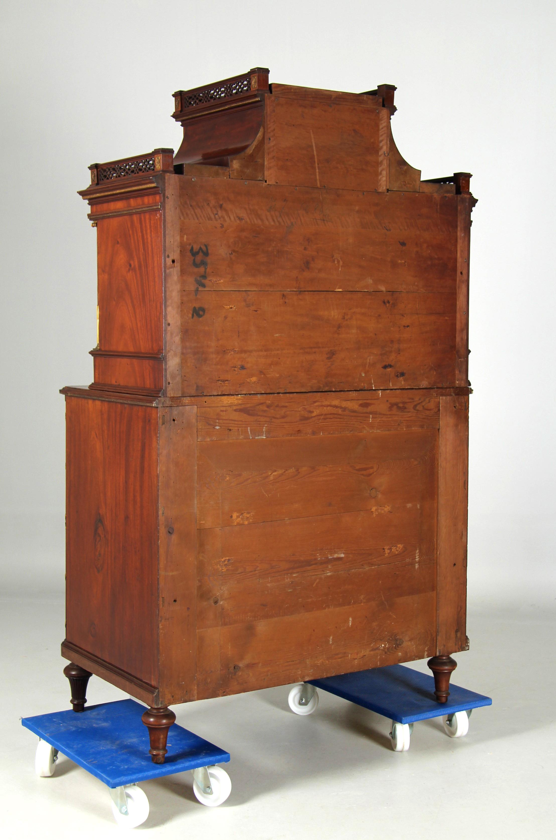 Cabinet de collection de la fin du XVIIIe siècle, en acajou avec marqueterie et orfèvrerie en vente 12