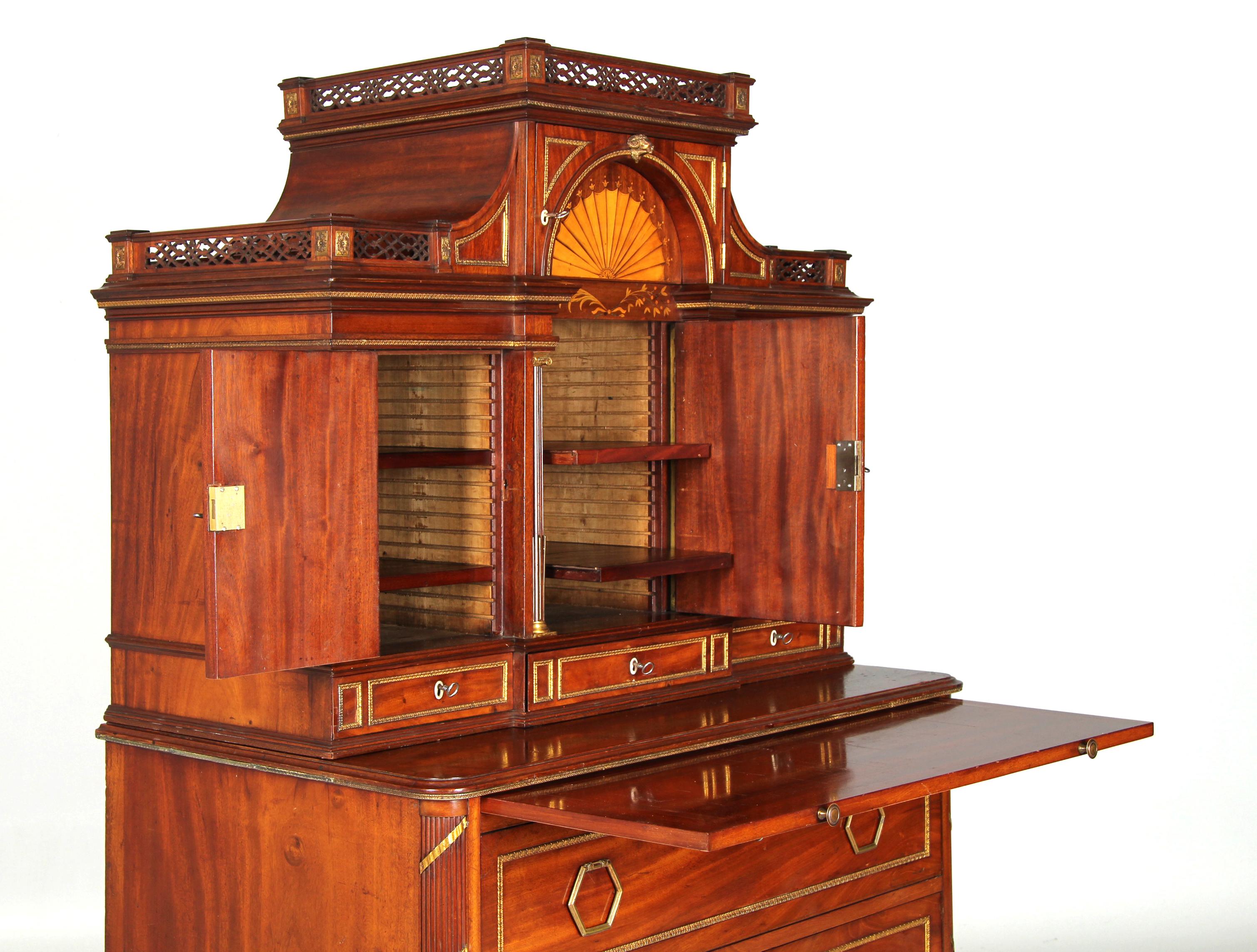 Louis XVI Cabinet de collection de la fin du XVIIIe siècle, en acajou avec marqueterie et orfèvrerie en vente
