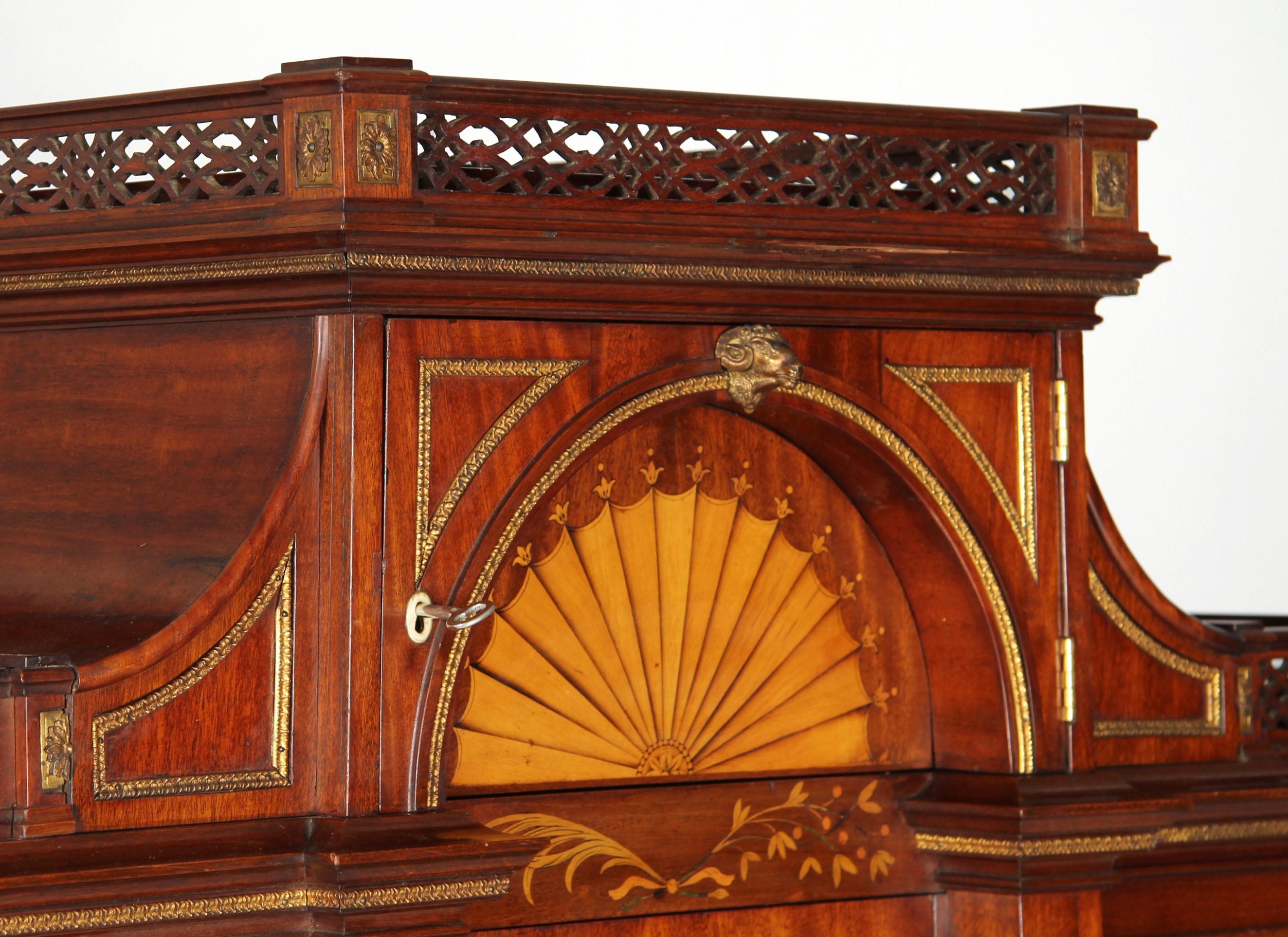 Allemand Cabinet de collection de la fin du XVIIIe siècle, en acajou avec marqueterie et orfèvrerie en vente
