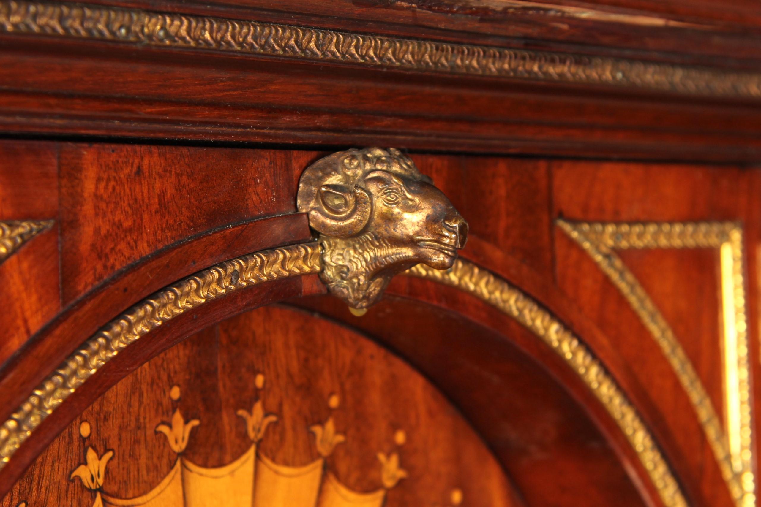 Marqueterie Cabinet de collection de la fin du XVIIIe siècle, en acajou avec marqueterie et orfèvrerie en vente