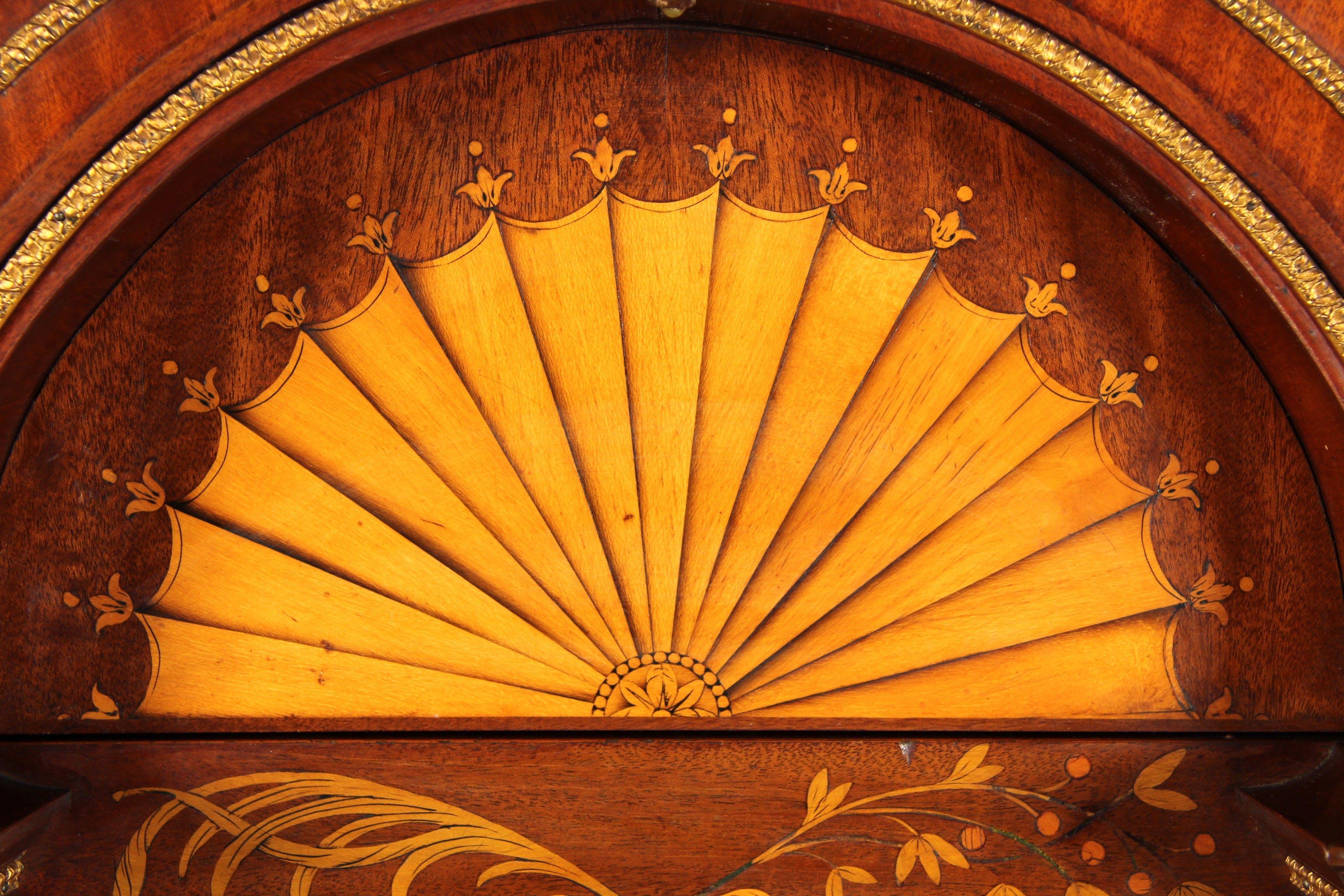 Cabinet de collection de la fin du XVIIIe siècle, en acajou avec marqueterie et orfèvrerie Bon état - En vente à Greven, DE