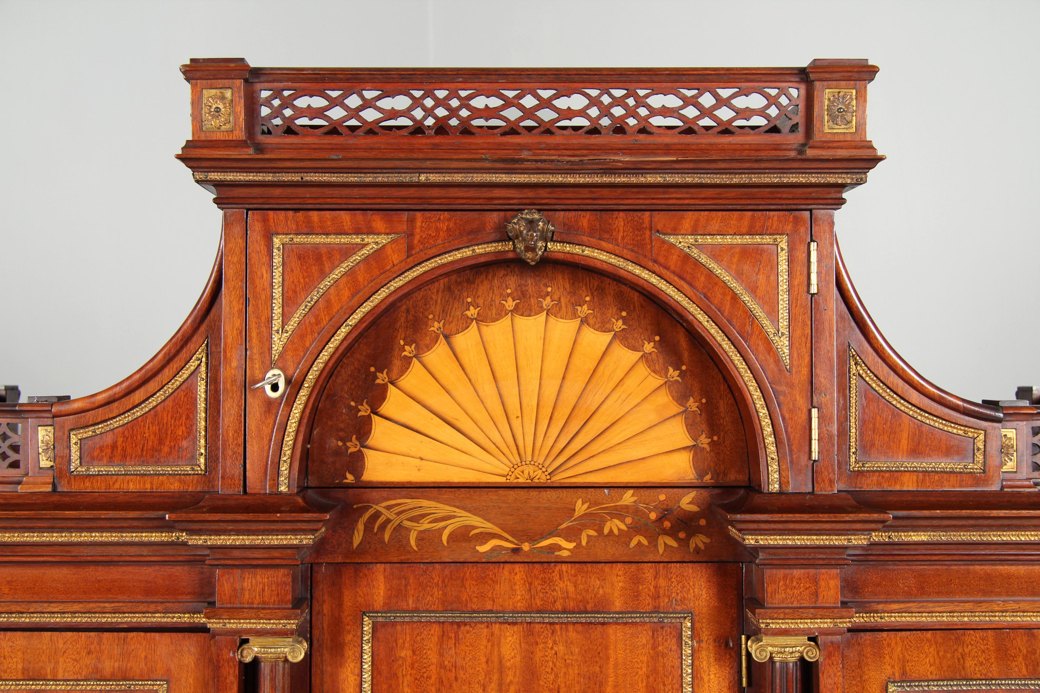 Bronze doré Cabinet de collection de la fin du XVIIIe siècle, en acajou avec marqueterie et orfèvrerie en vente
