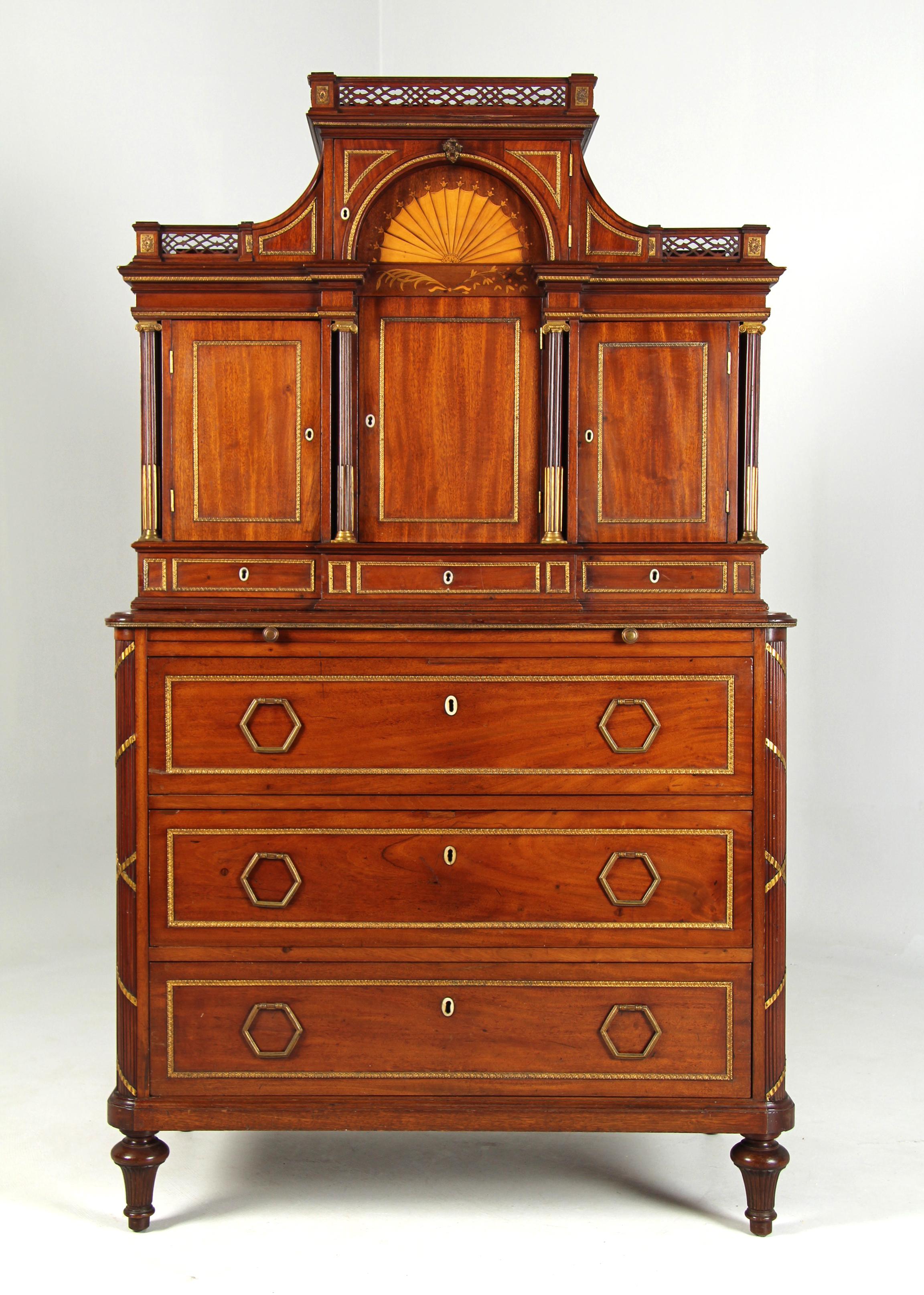 Cabinet de collection de la fin du XVIIIe siècle, en acajou avec marqueterie et orfèvrerie en vente 1