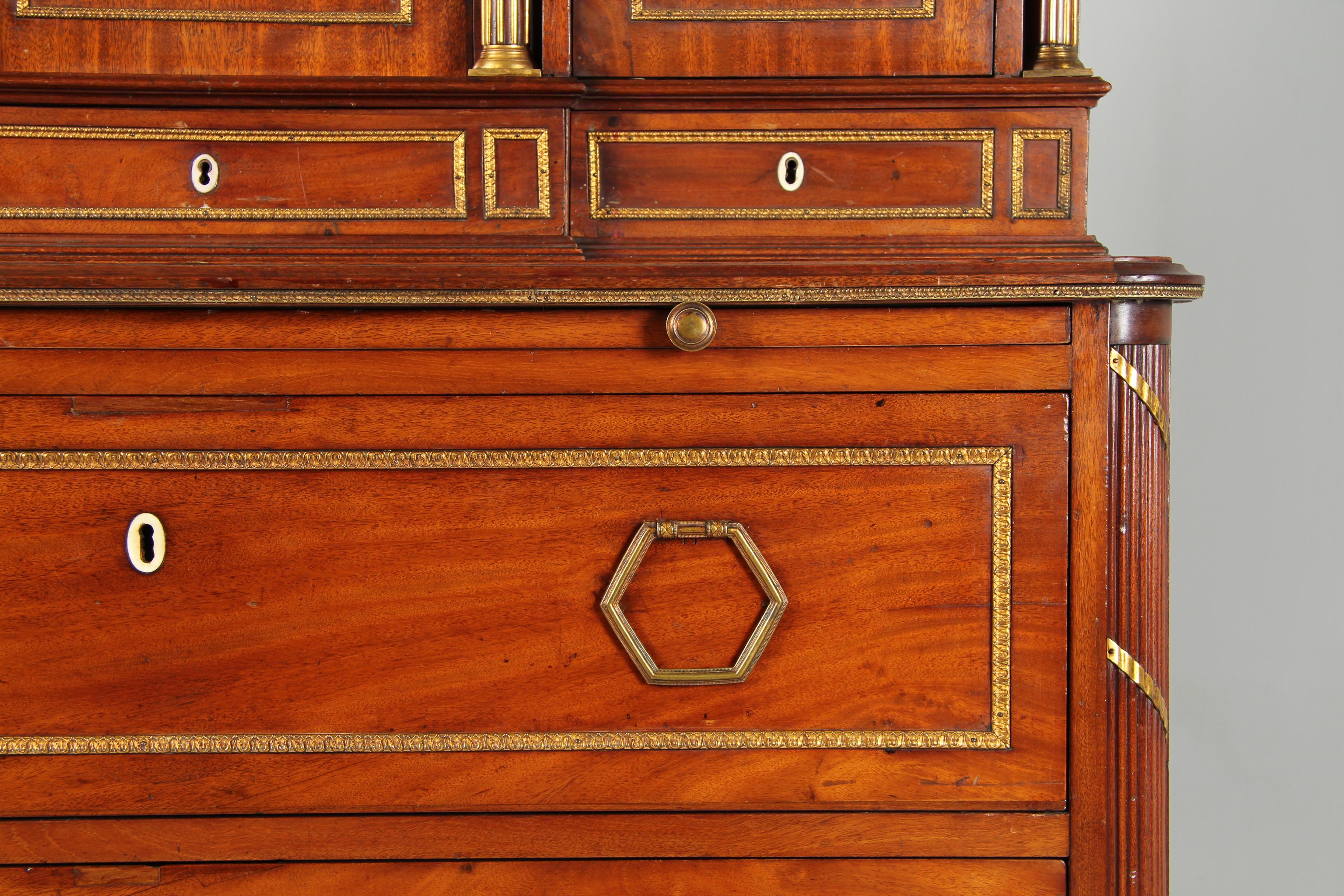 Cabinet de collection de la fin du XVIIIe siècle, en acajou avec marqueterie et orfèvrerie en vente 2