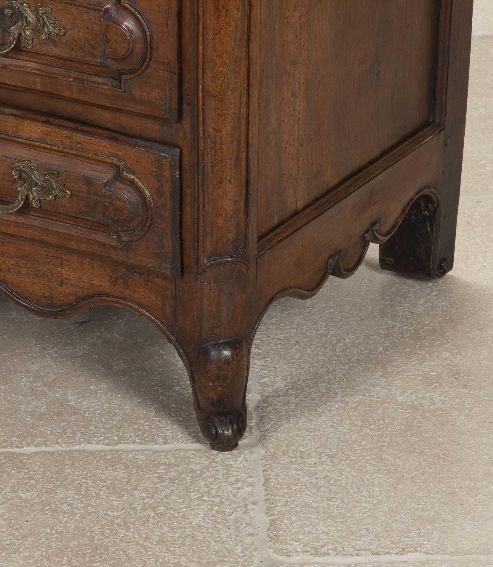 Late 18th Century Commode from the Rhône Valley For Sale 5
