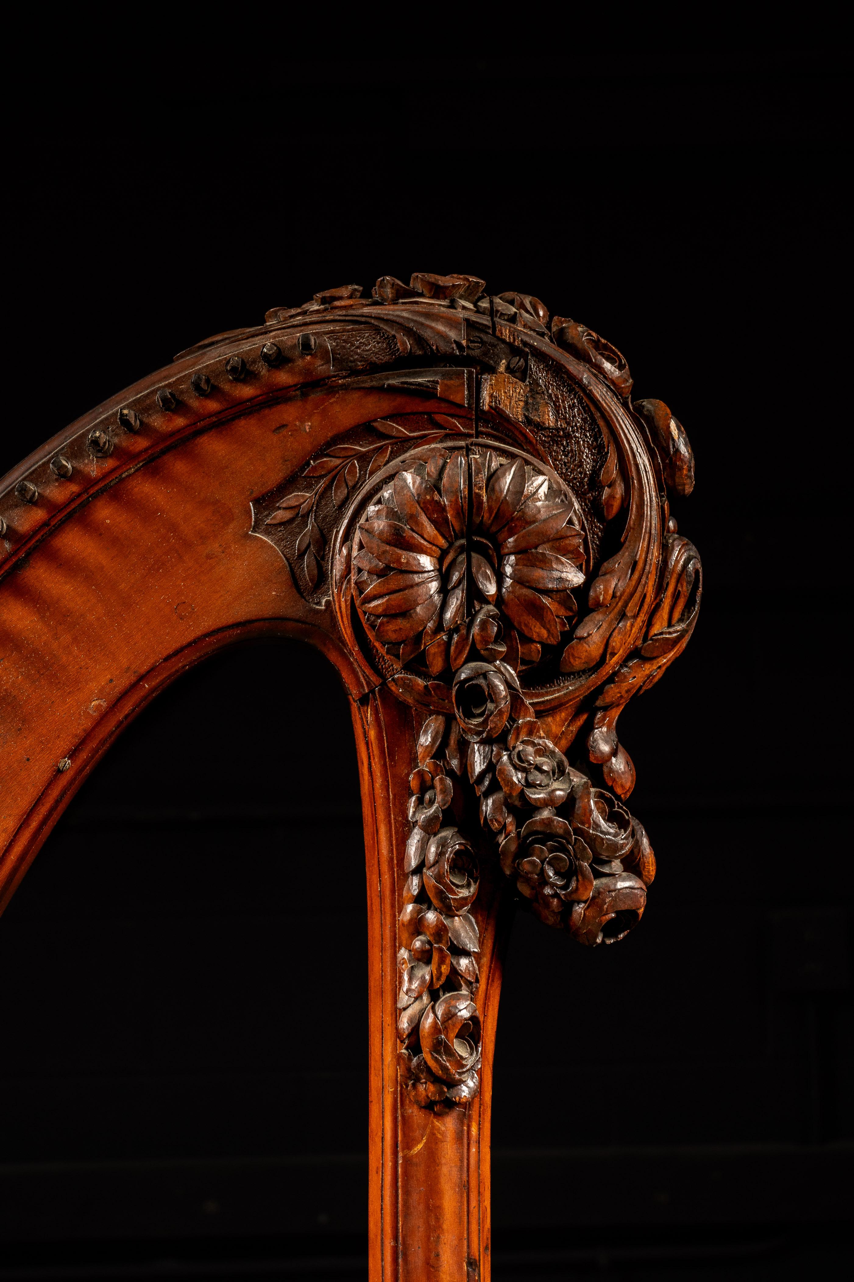 c. Pedalharfe aus den 1770er Jahren, hergestellt von Georges Cousineau (1733-1800), einem französischen Geigenbauer, der sich auf Harfen spezialisiert hatte; Cousineaus Signatur ist auf dem Resonanzboden zu finden, ebenso wie die Stadt der