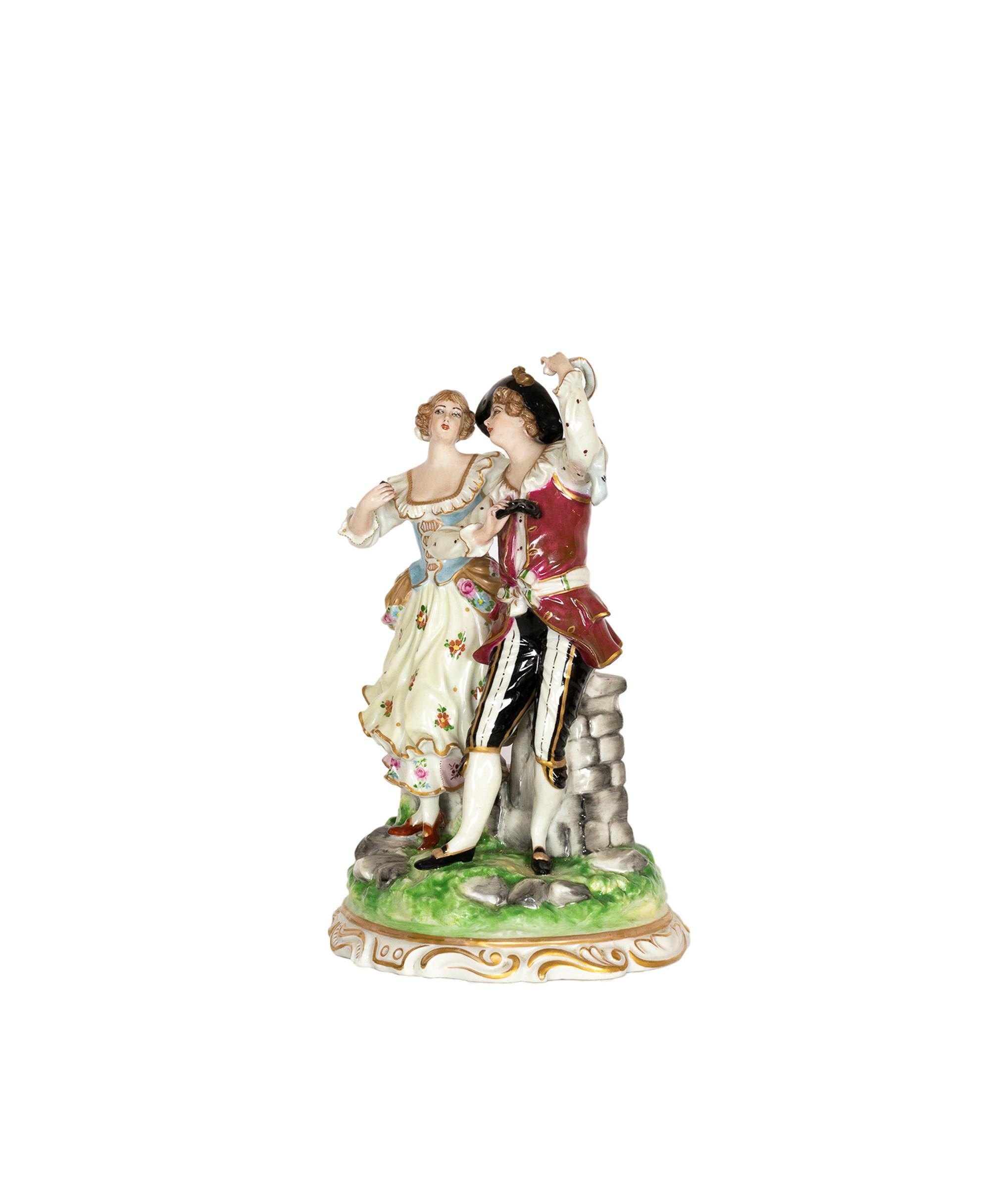 Encantadora figurita de porcelana alemana translúcida de pasta blanda de una pareja bailando de la manufactura Volkstedt, Muller & Co, Dresde, de finales del siglo XVIII, marca en la base.

