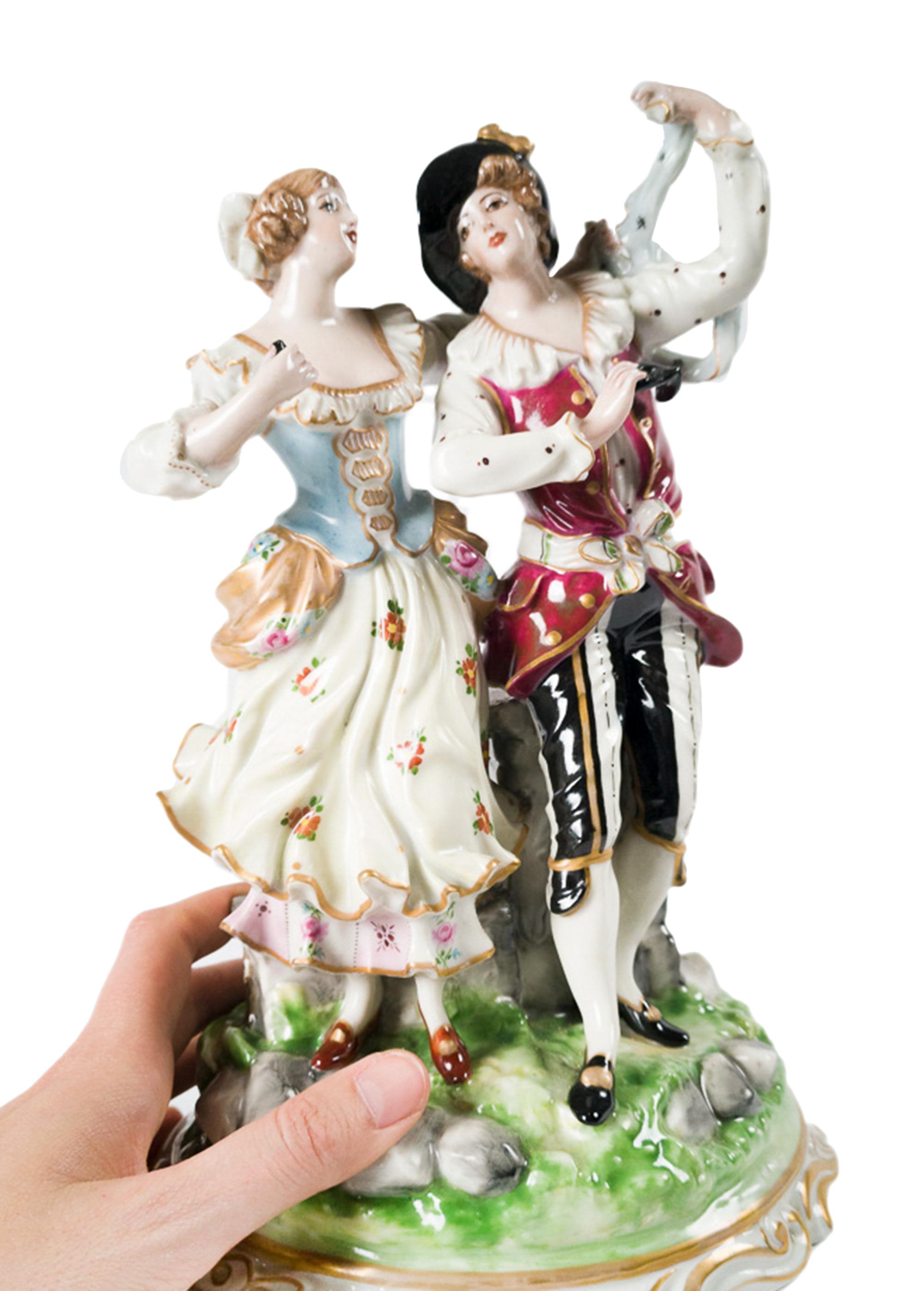 Estatuilla de pareja de baile de finales del siglo XVIII, de Volksted Porcelana en venta