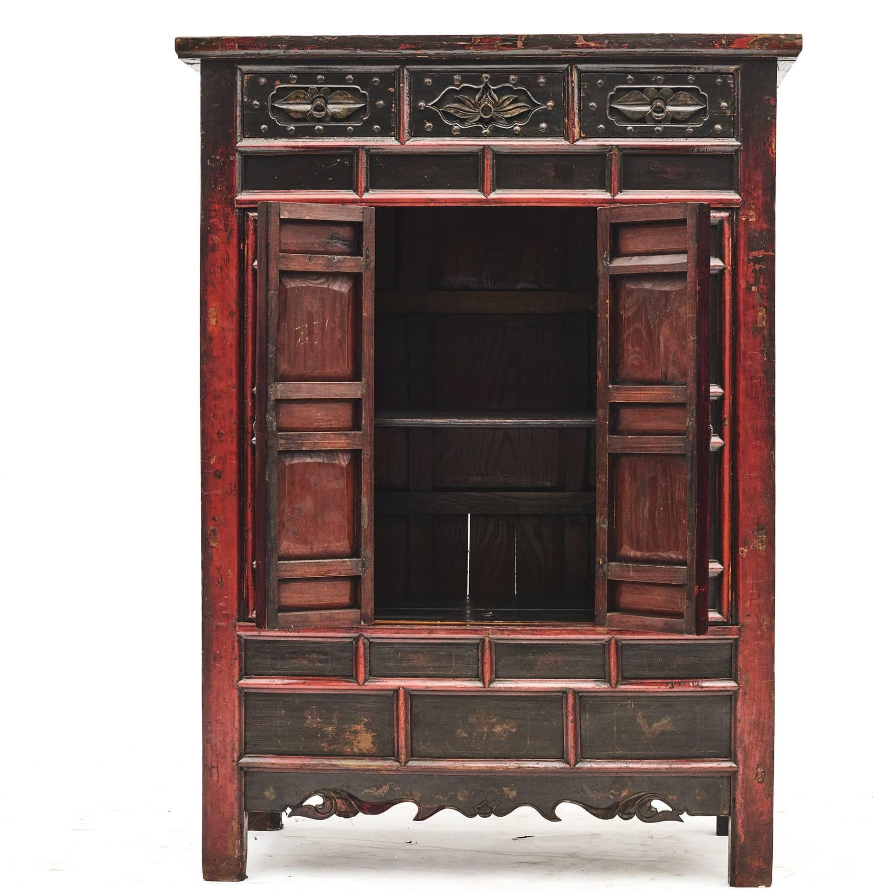 Late 18th century cabinet from Shanxi, China.
Original red and black lacquer with a light clear surface finish, which highlights the lovely natural patina.
Pair of bi-fold doors with decorations and 3 drawers with carvings on top.
Original