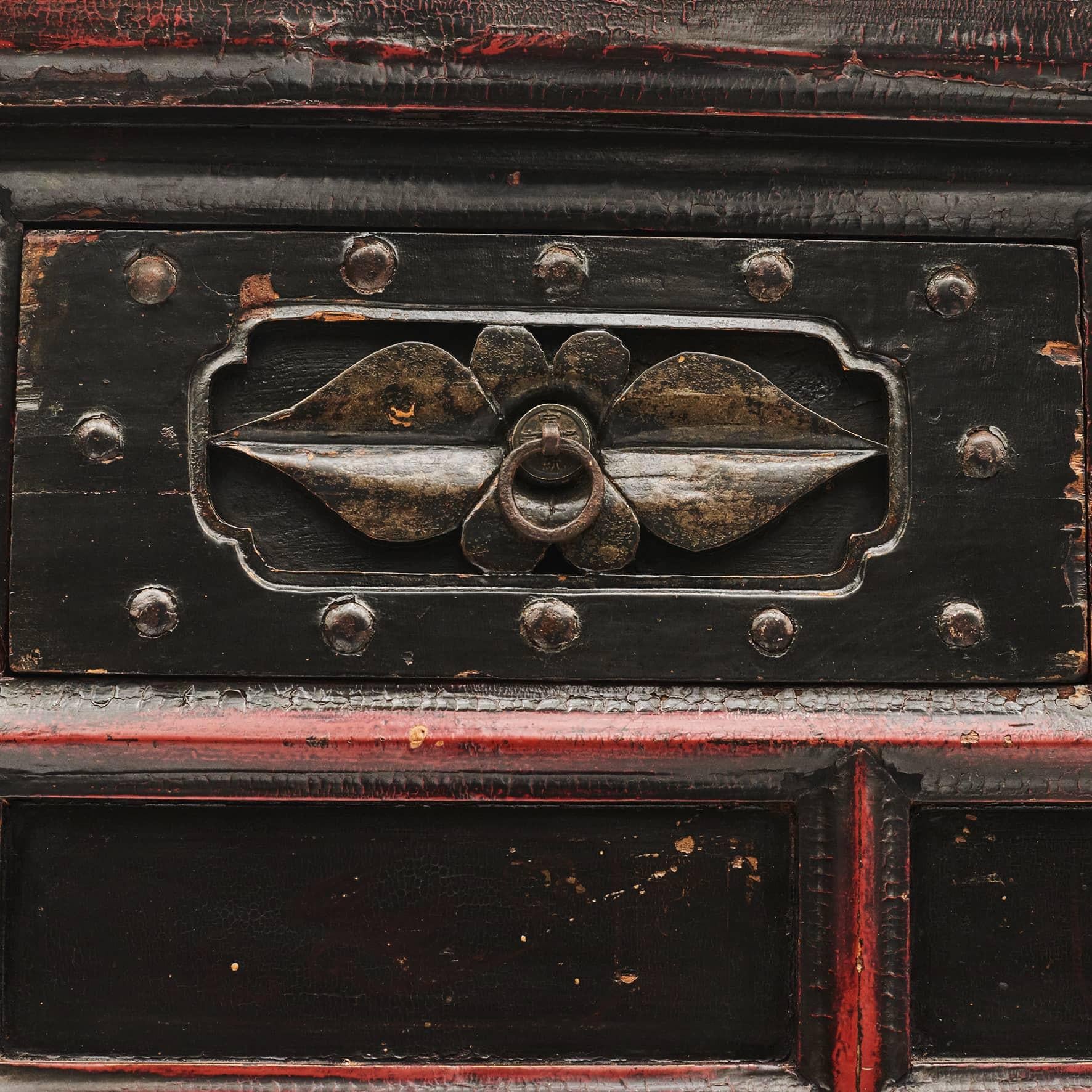 Dekorativer Schrank aus Shanxi, China, spätes 18. Jahrhundert im Zustand „Gut“ im Angebot in Kastrup, DK