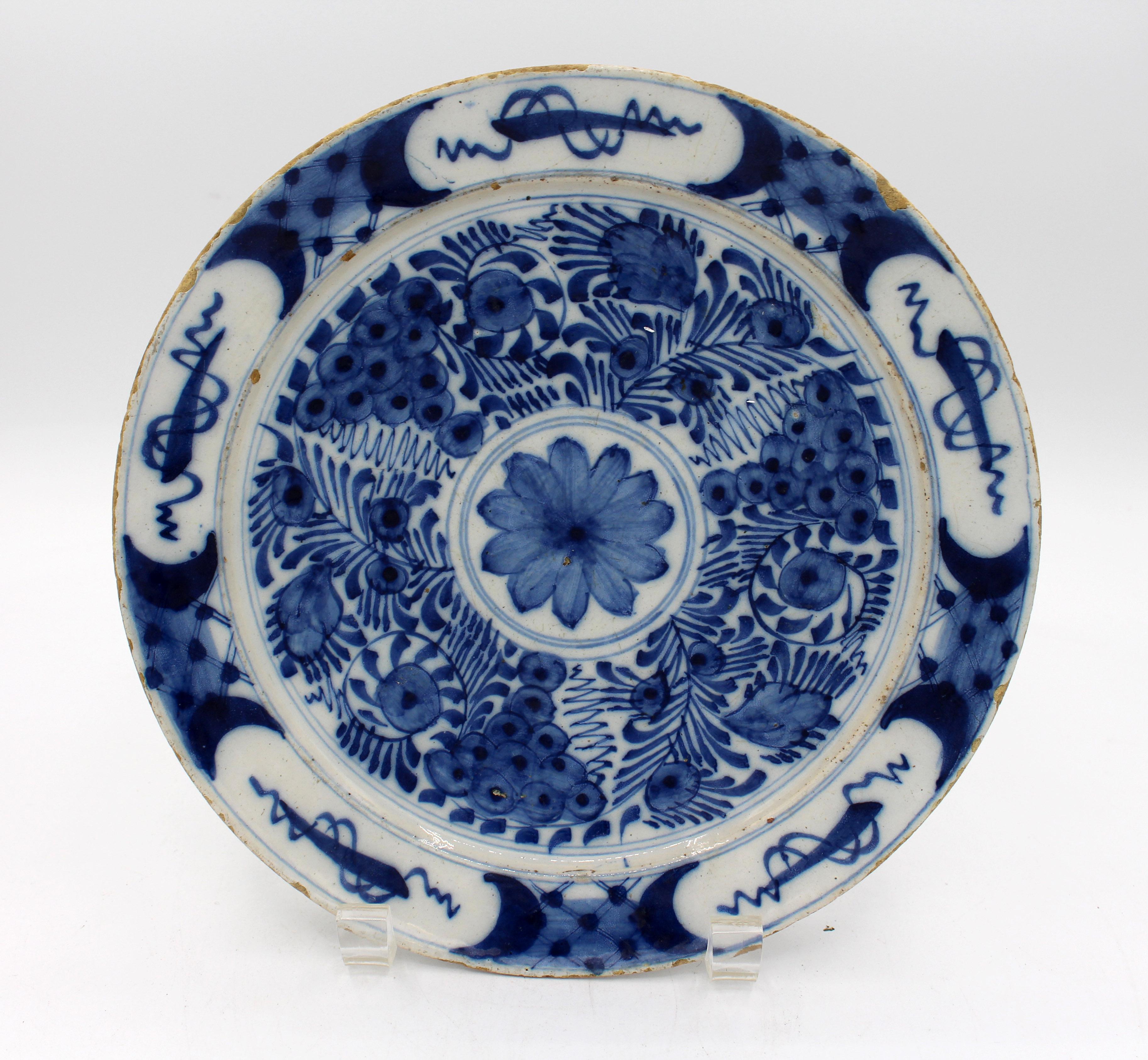 Mouvement esthétique Paire d'assiettes bleu et blanc de Delft de la fin du XVIIIe siècle en vente