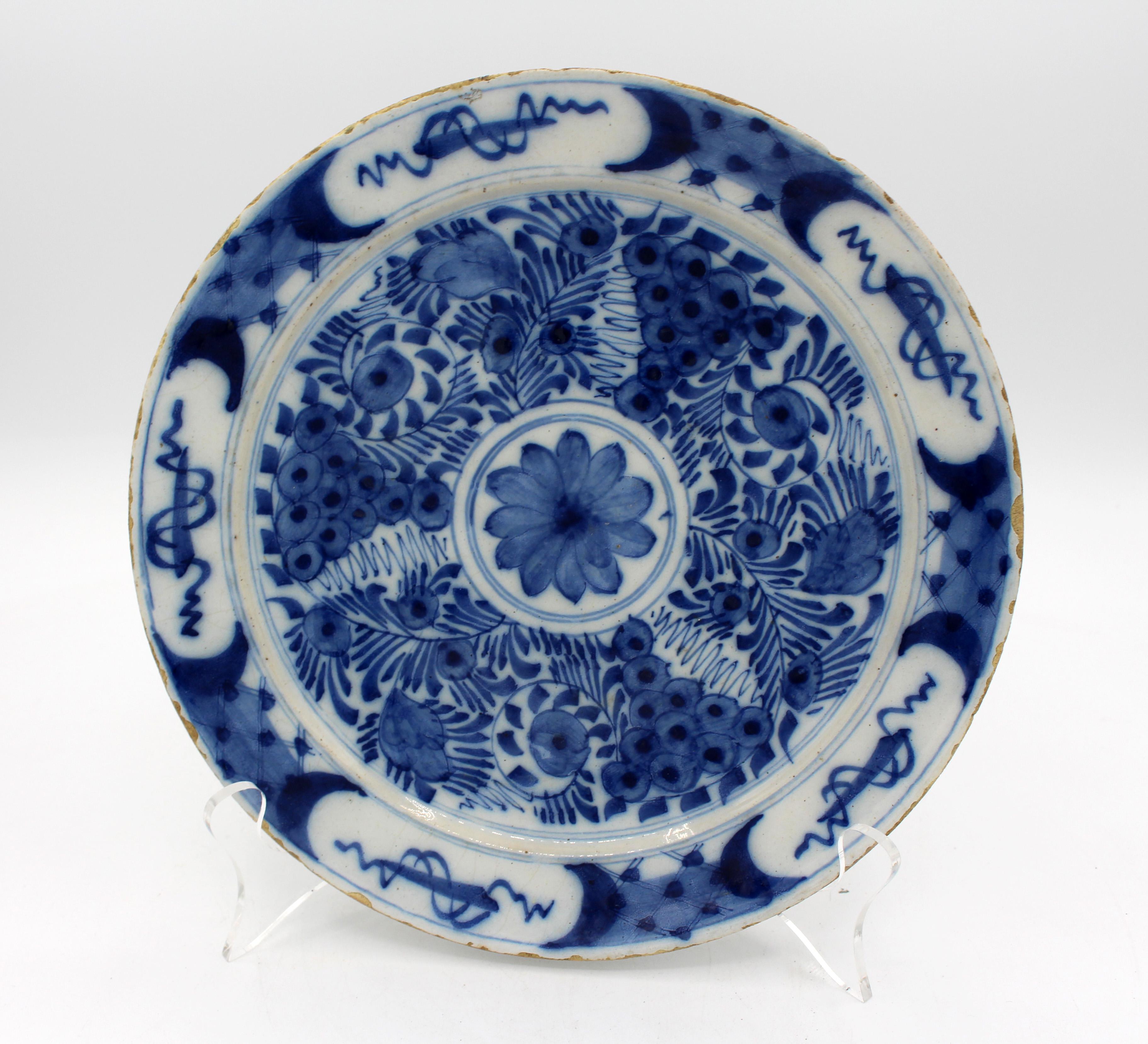 Faïence de Delft Paire d'assiettes bleu et blanc de Delft de la fin du XVIIIe siècle en vente