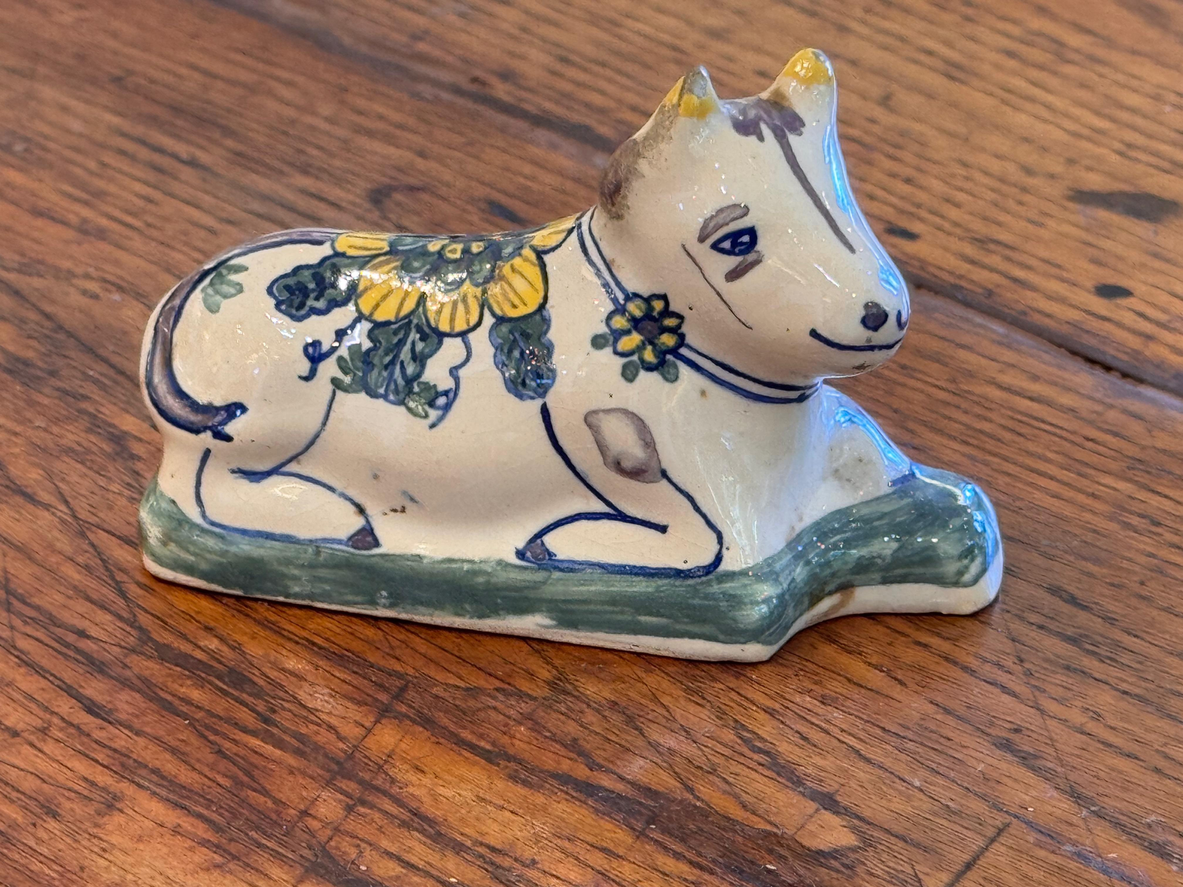 Une magnifique vache de Delft couchée. Jolie couleur et décoration.