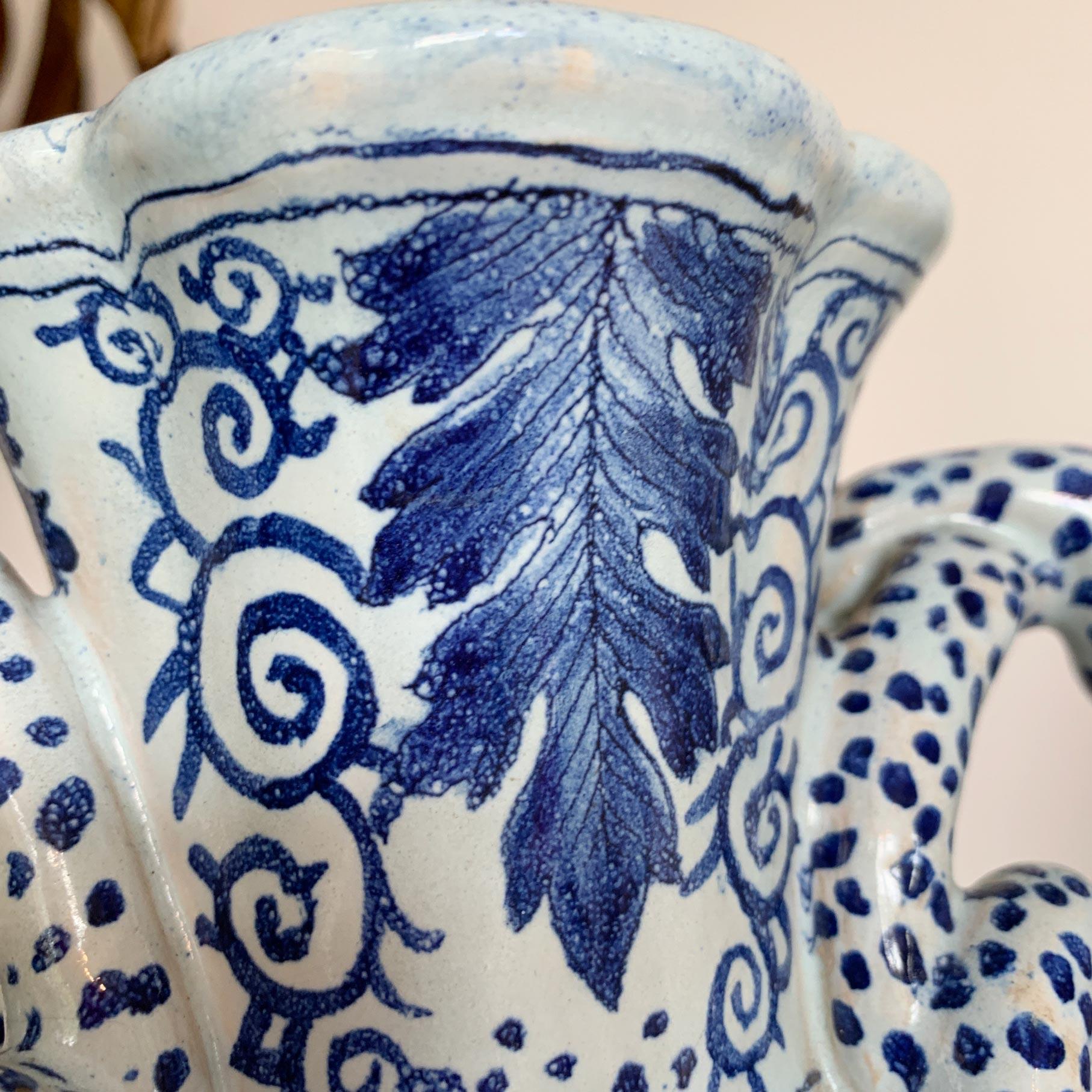  Vase Bacchus Serpent de style Delft de la fin du 18e siècle, bleu et blanc en vente 2