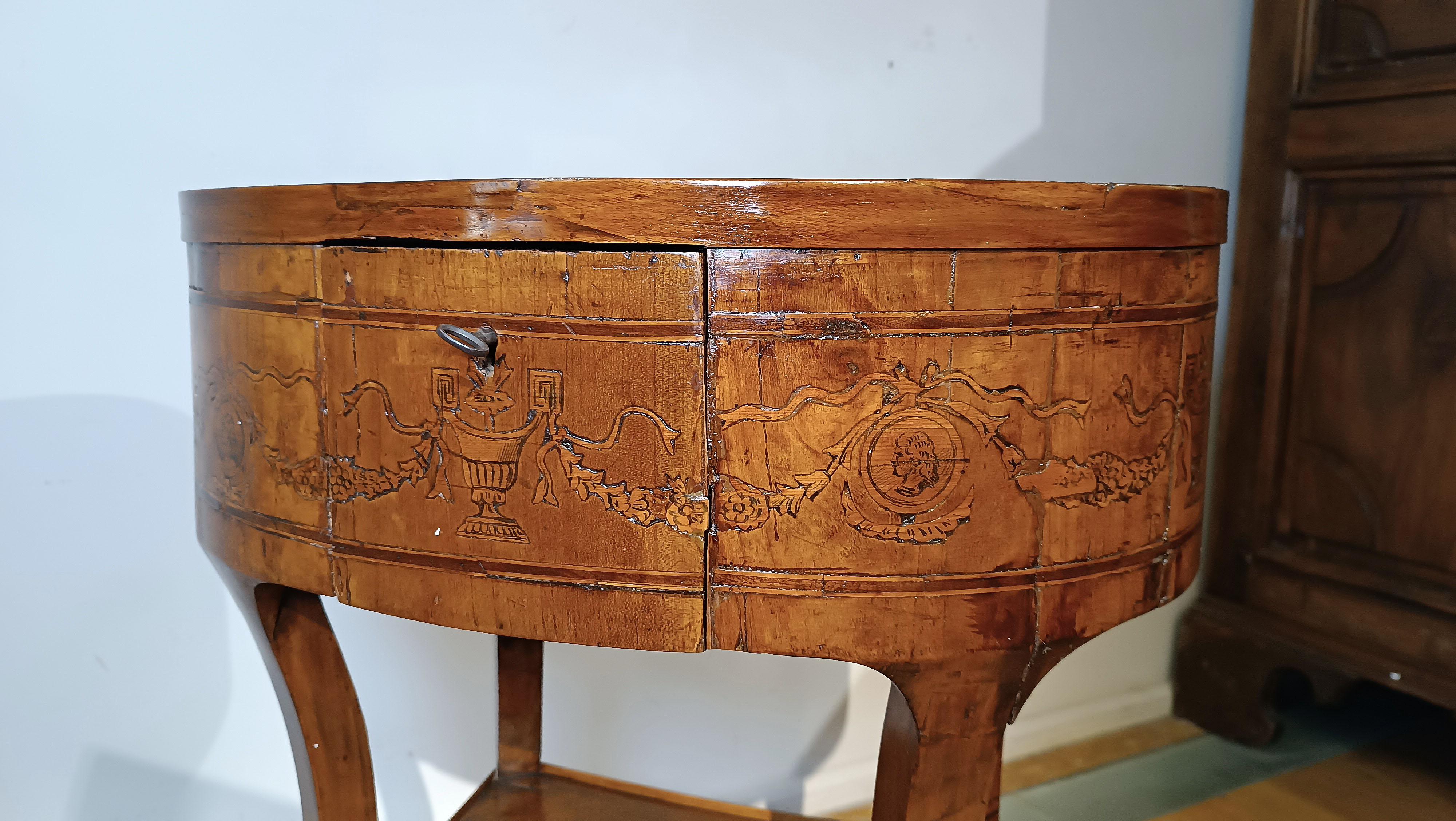 TABLE À CAFÉ DIRECTOIRE DE LA FIN DU XVIIIe SIÈCLE AVEC MARQUETTES en vente 5