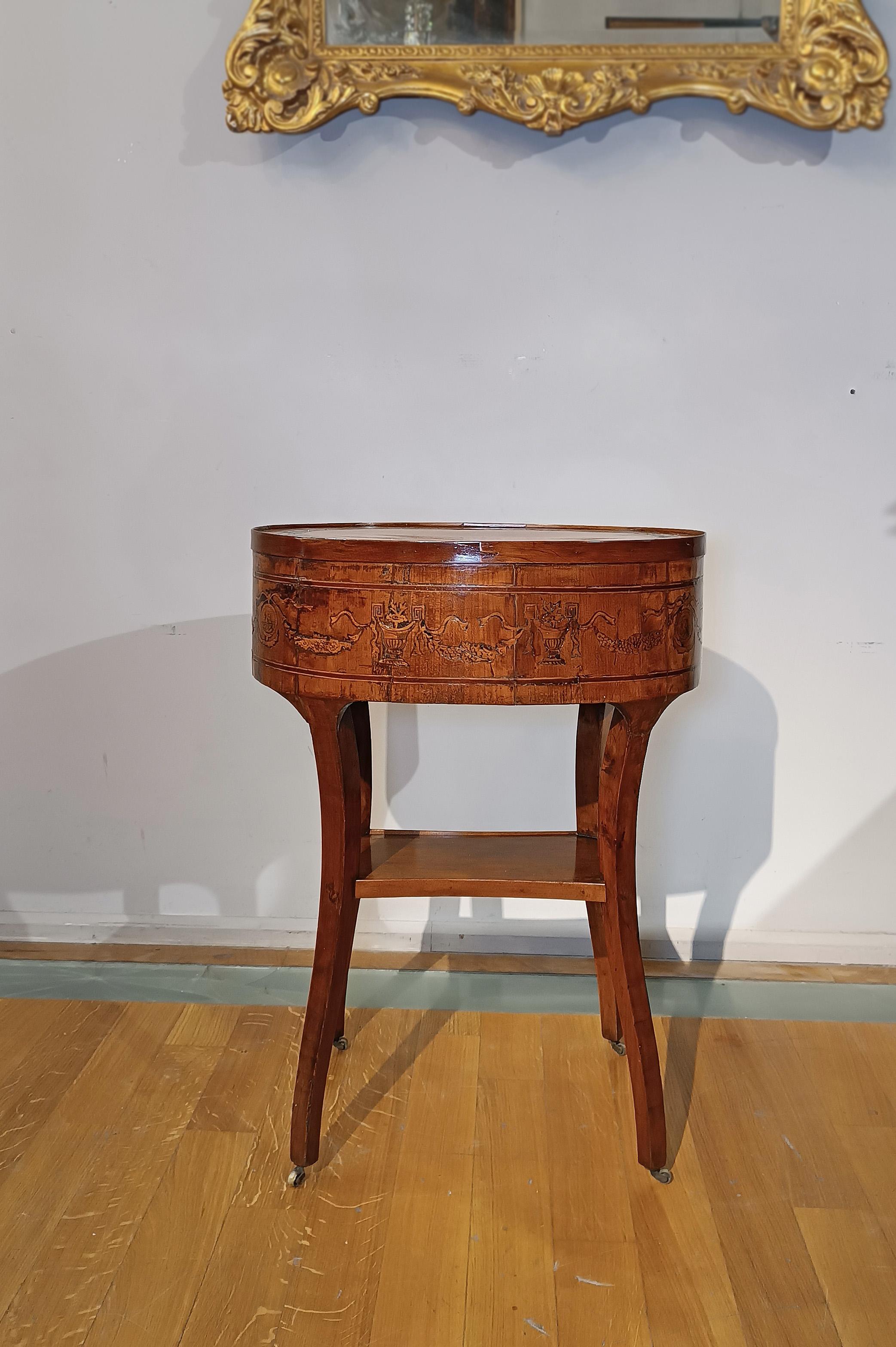 Directoire TABLE À CAFÉ DIRECTOIRE DE LA FIN DU XVIIIe SIÈCLE AVEC MARQUETTES en vente