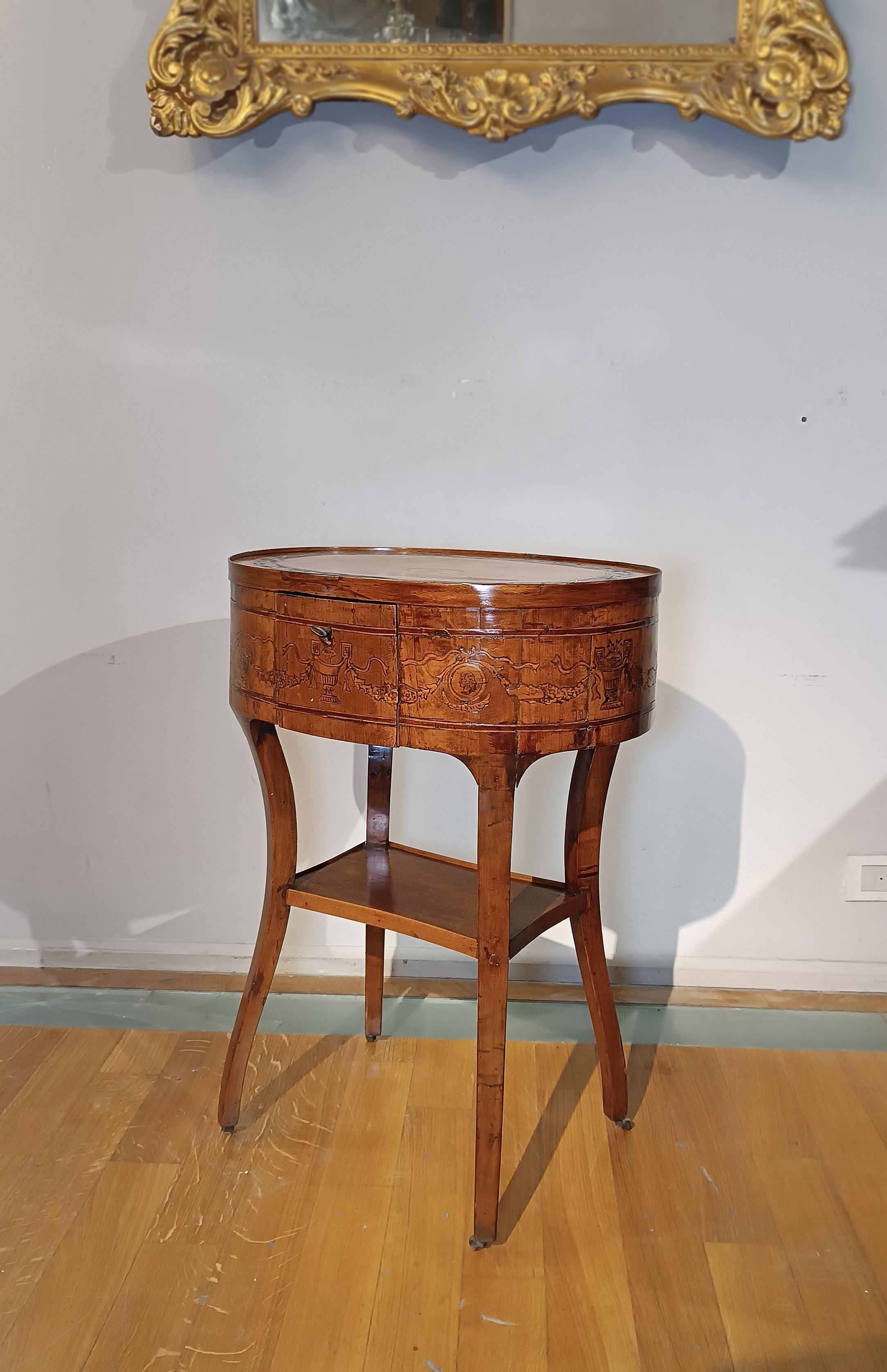 Italian TABLE À CAFÉ DIRECTOIRE DE LA FIN DU XVIIIe SIÈCLE AVEC MARQUETTES en vente