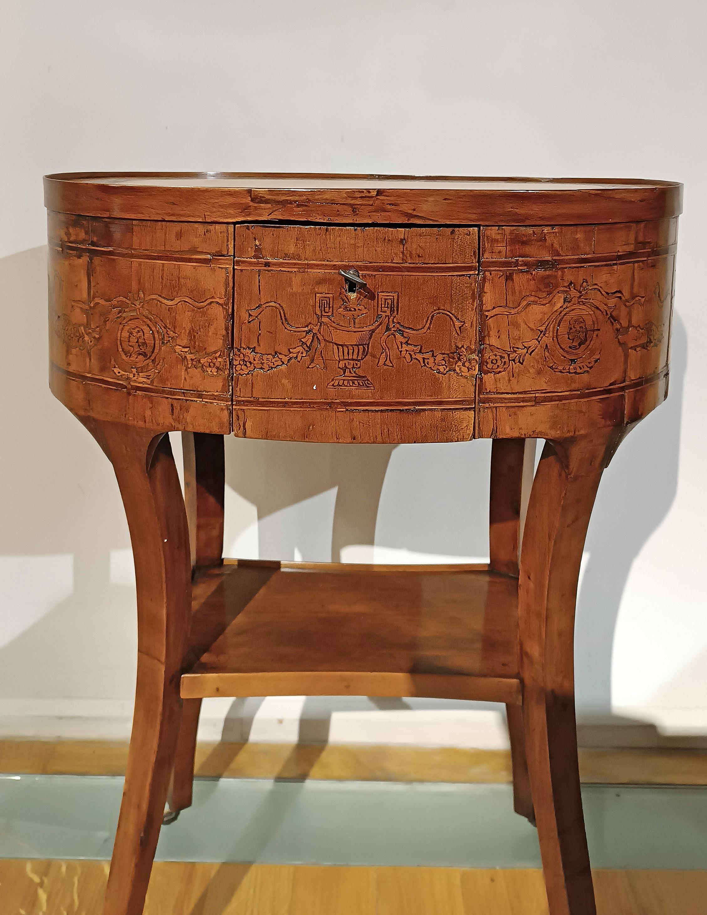 Sculpté à la main TABLE À CAFÉ DIRECTOIRE DE LA FIN DU XVIIIe SIÈCLE AVEC MARQUETTES en vente