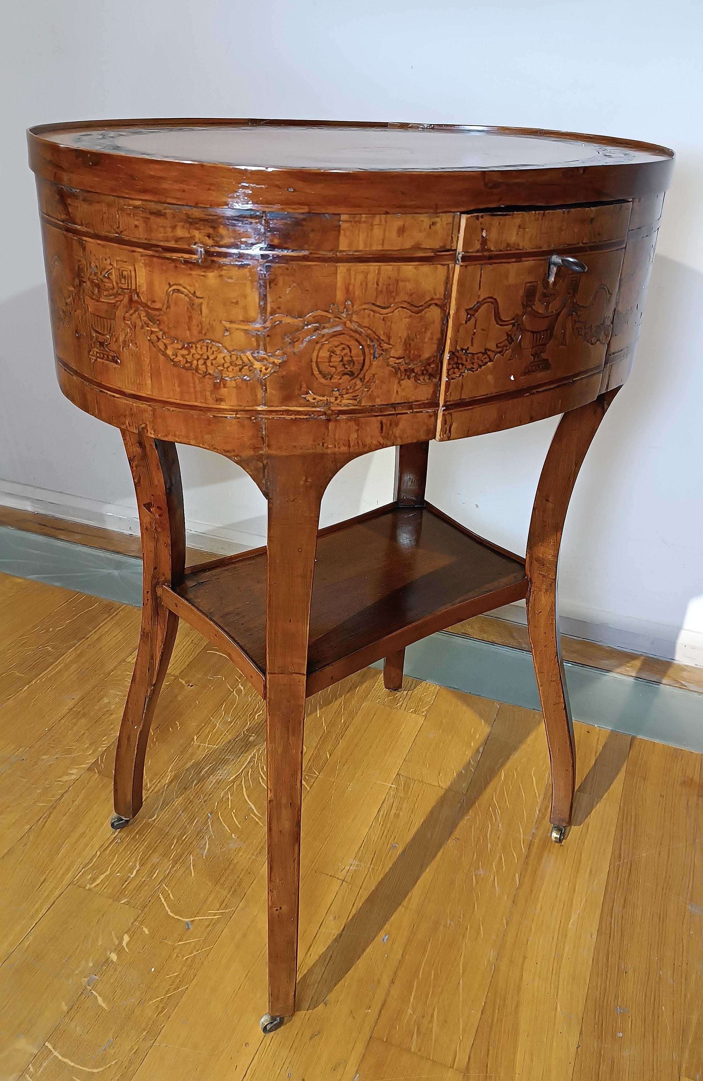 18th Century TABLE À CAFÉ DIRECTOIRE DE LA FIN DU XVIIIe SIÈCLE AVEC MARQUETTES en vente