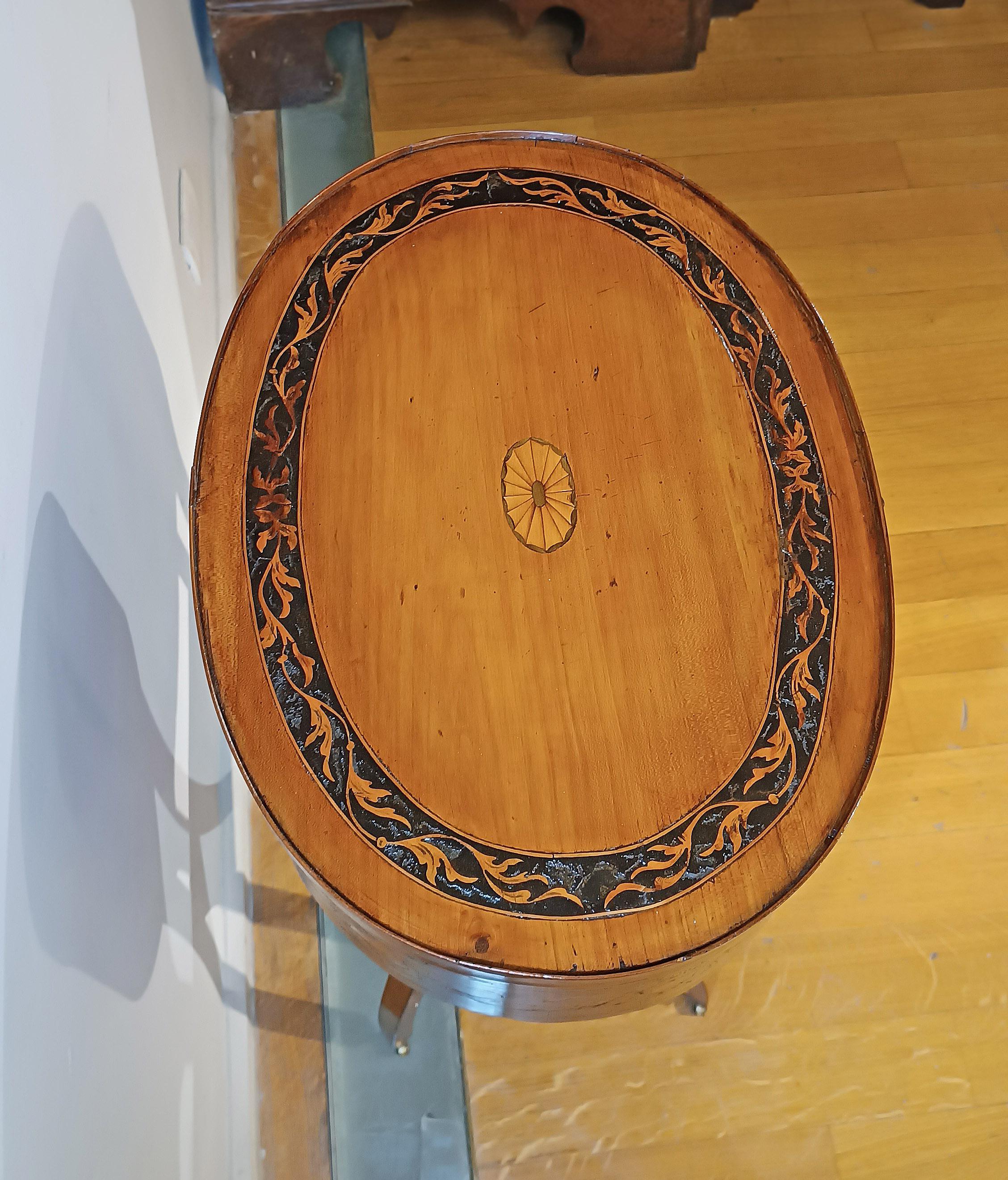 TABLE À CAFÉ DIRECTOIRE DE LA FIN DU XVIIIe SIÈCLE AVEC MARQUETTES en vente 1