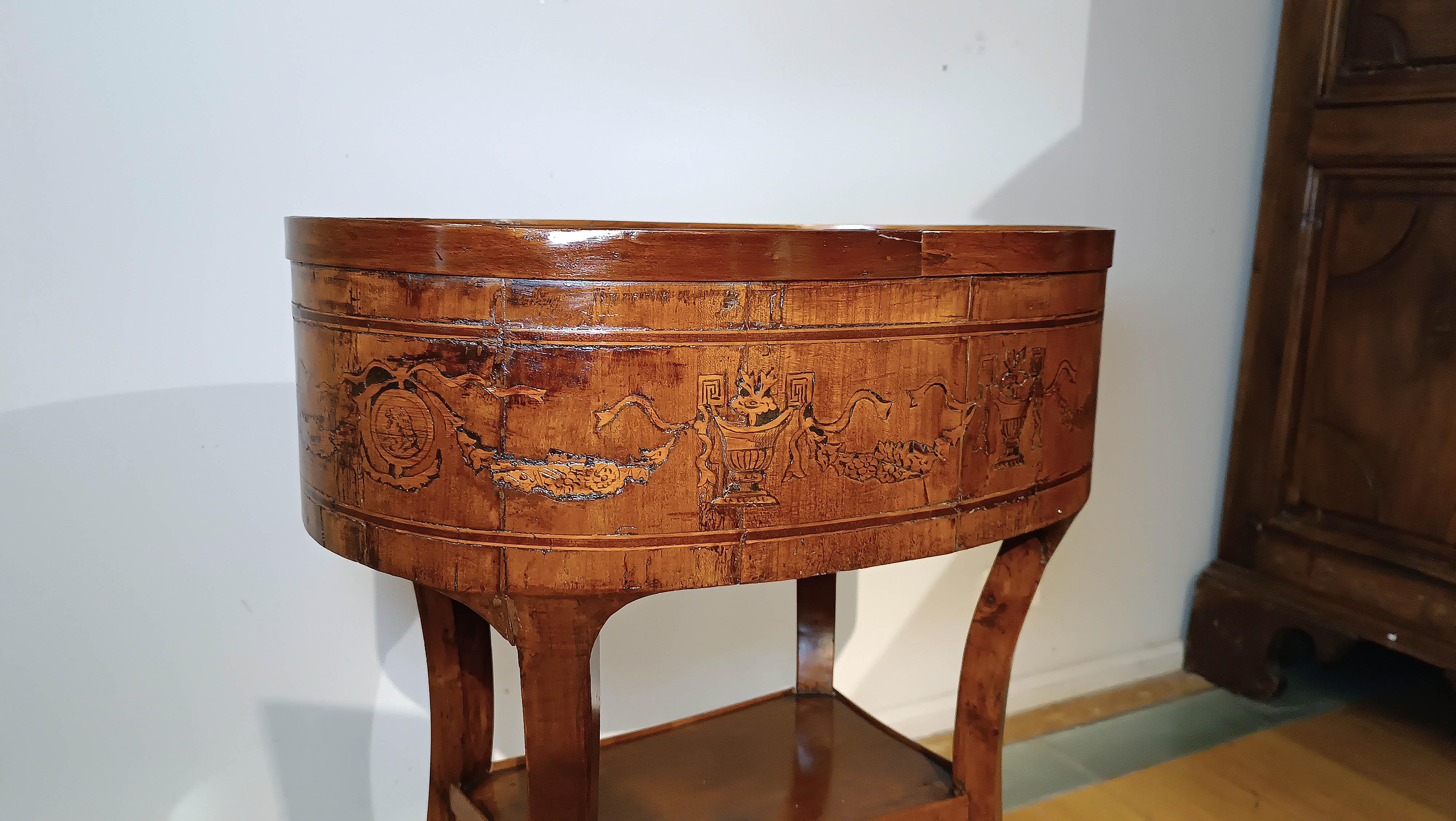 TABLE À CAFÉ DIRECTOIRE DE LA FIN DU XVIIIe SIÈCLE AVEC MARQUETTES en vente 2