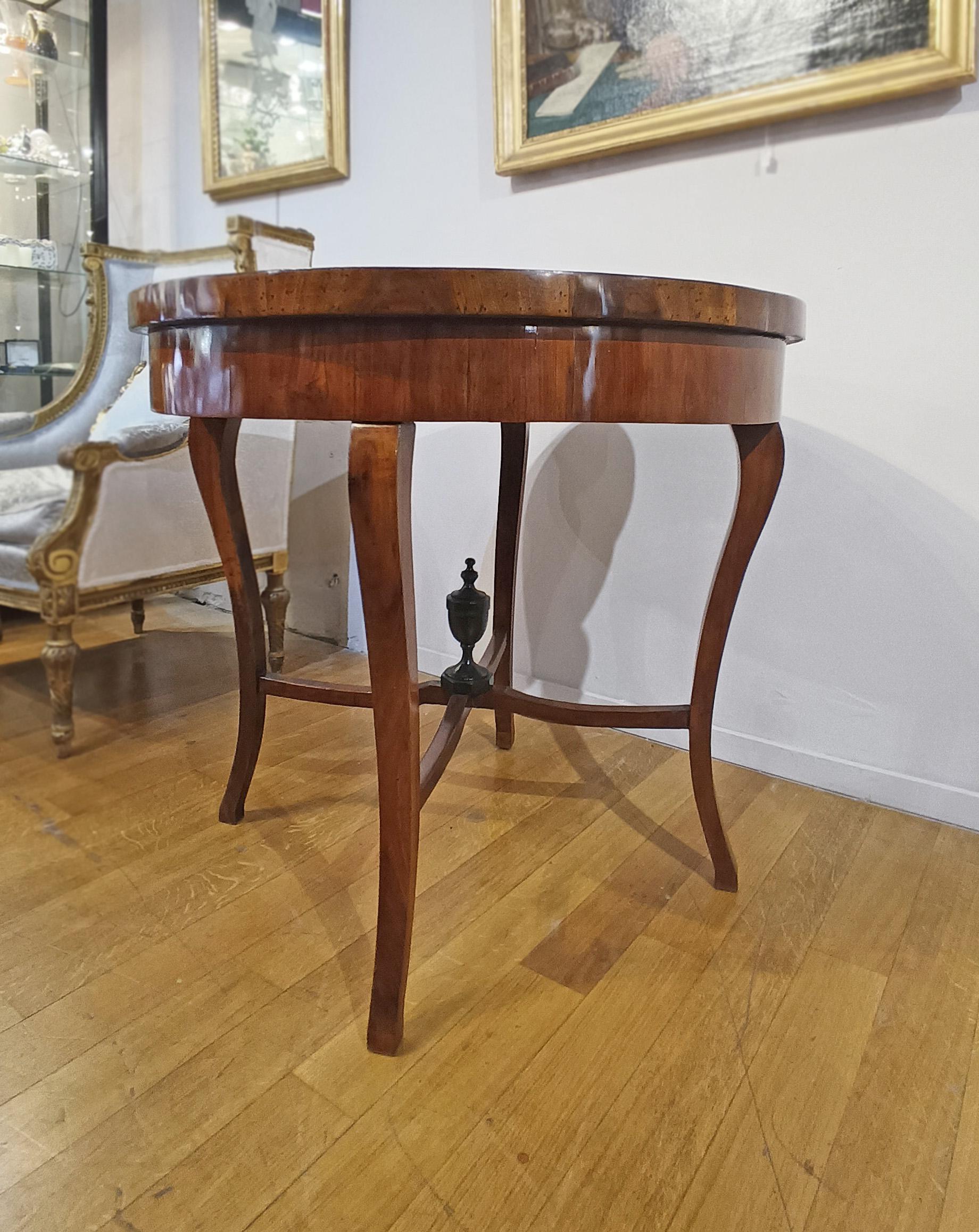 Elegant small side table, made of walnut veneer. The top is embellished with a refined inlay in fruit woods, which gives further elegance to the complement. The semi-curved legs are joined in the center by crosspieces, in the center of which there