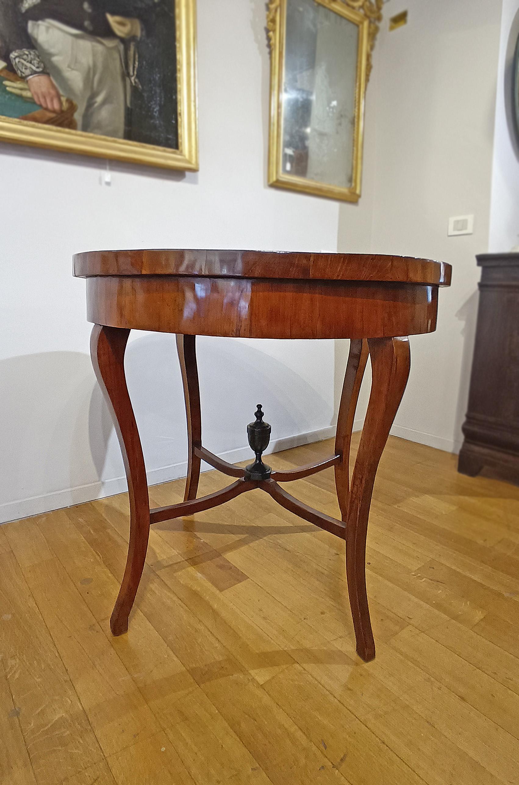 Direttorio LATE 18th CENTURY DIRECTOIRE COFFEE TABLE WITH WALNUT VENEER in vendita