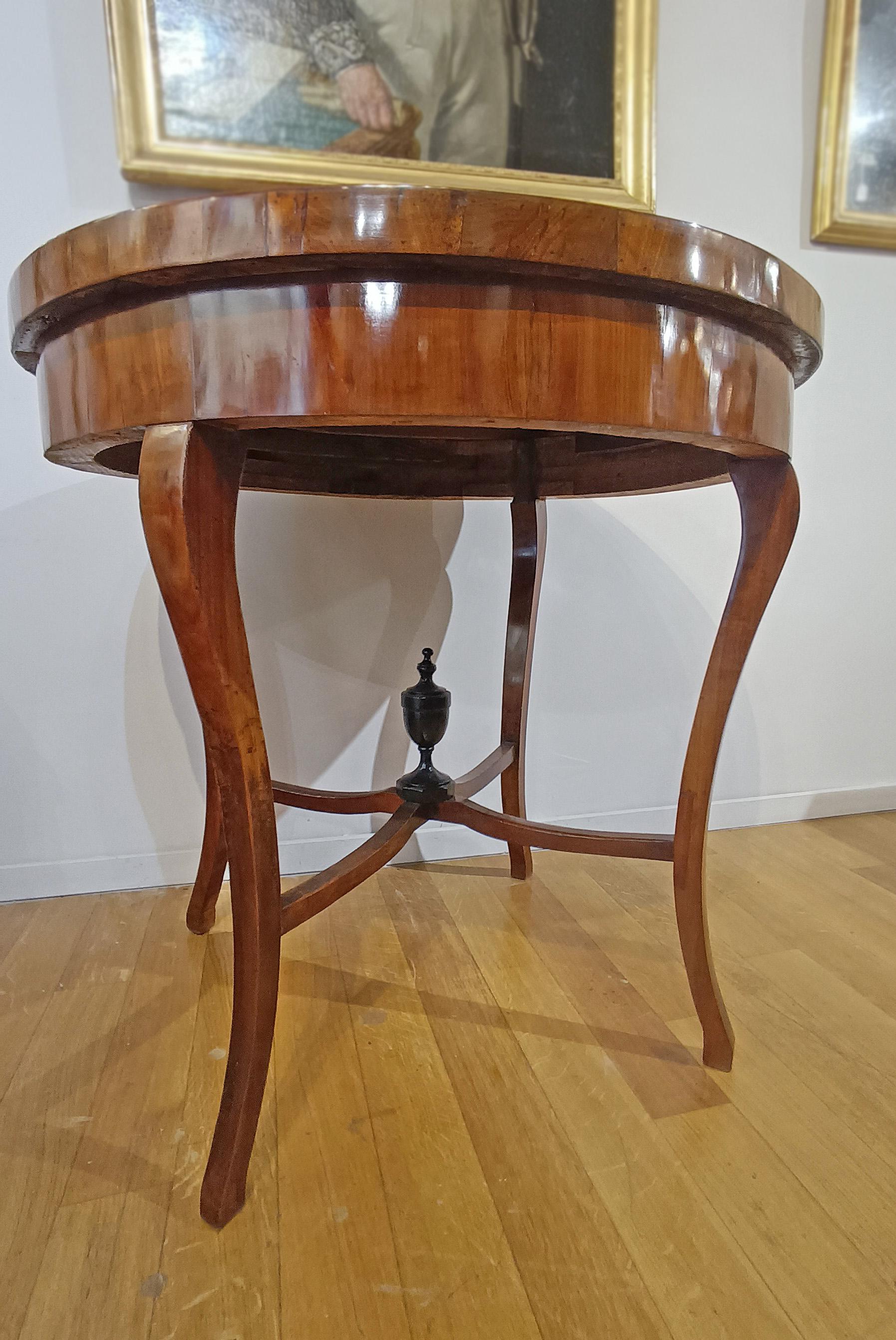 Italian LATE 18th CENTURY DIRECTOIRE COFFEE TABLE WITH WALNUT VENEER in vendita
