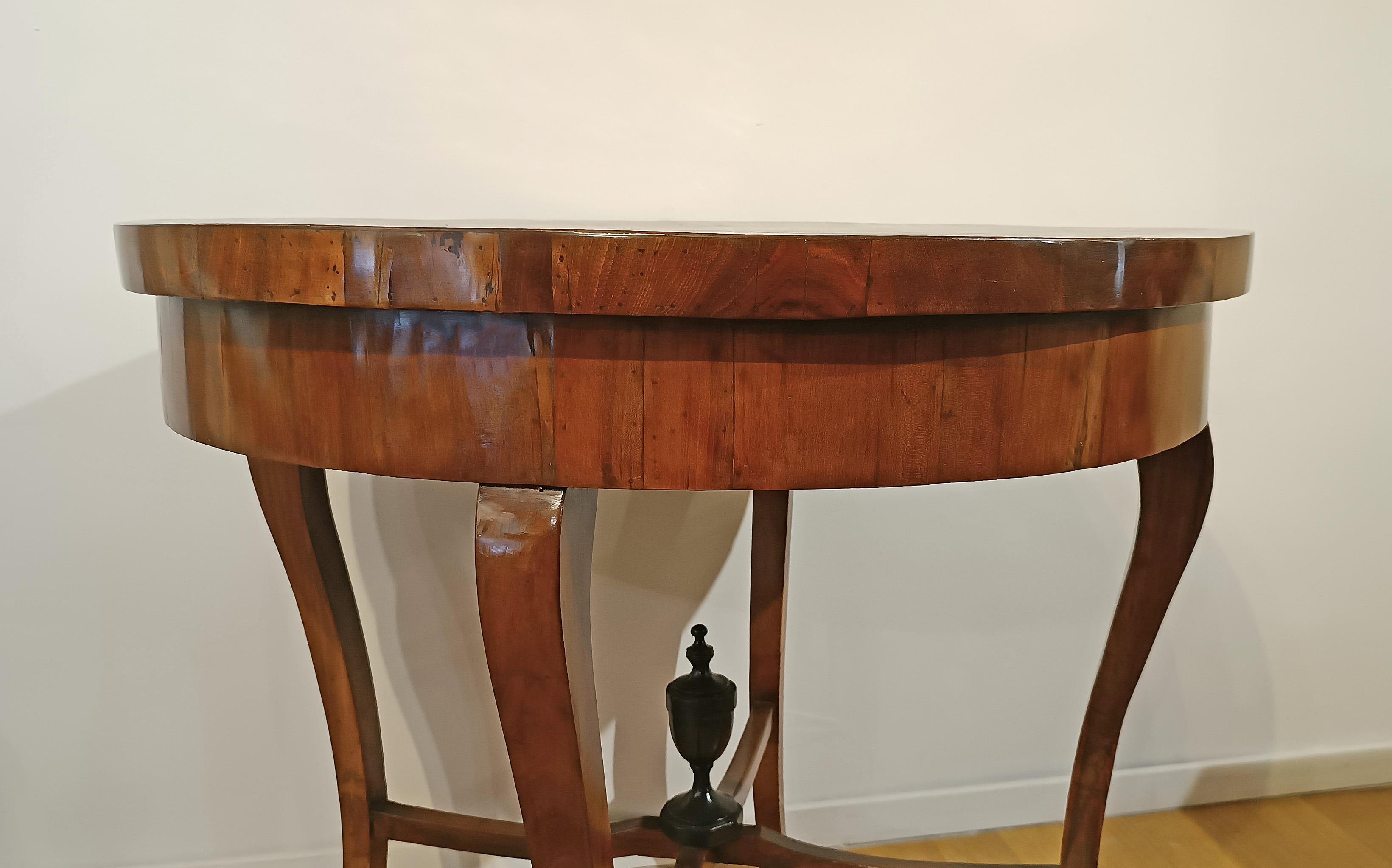 Intagliato a mano LATE 18th CENTURY DIRECTOIRE COFFEE TABLE WITH WALNUT VENEER in vendita
