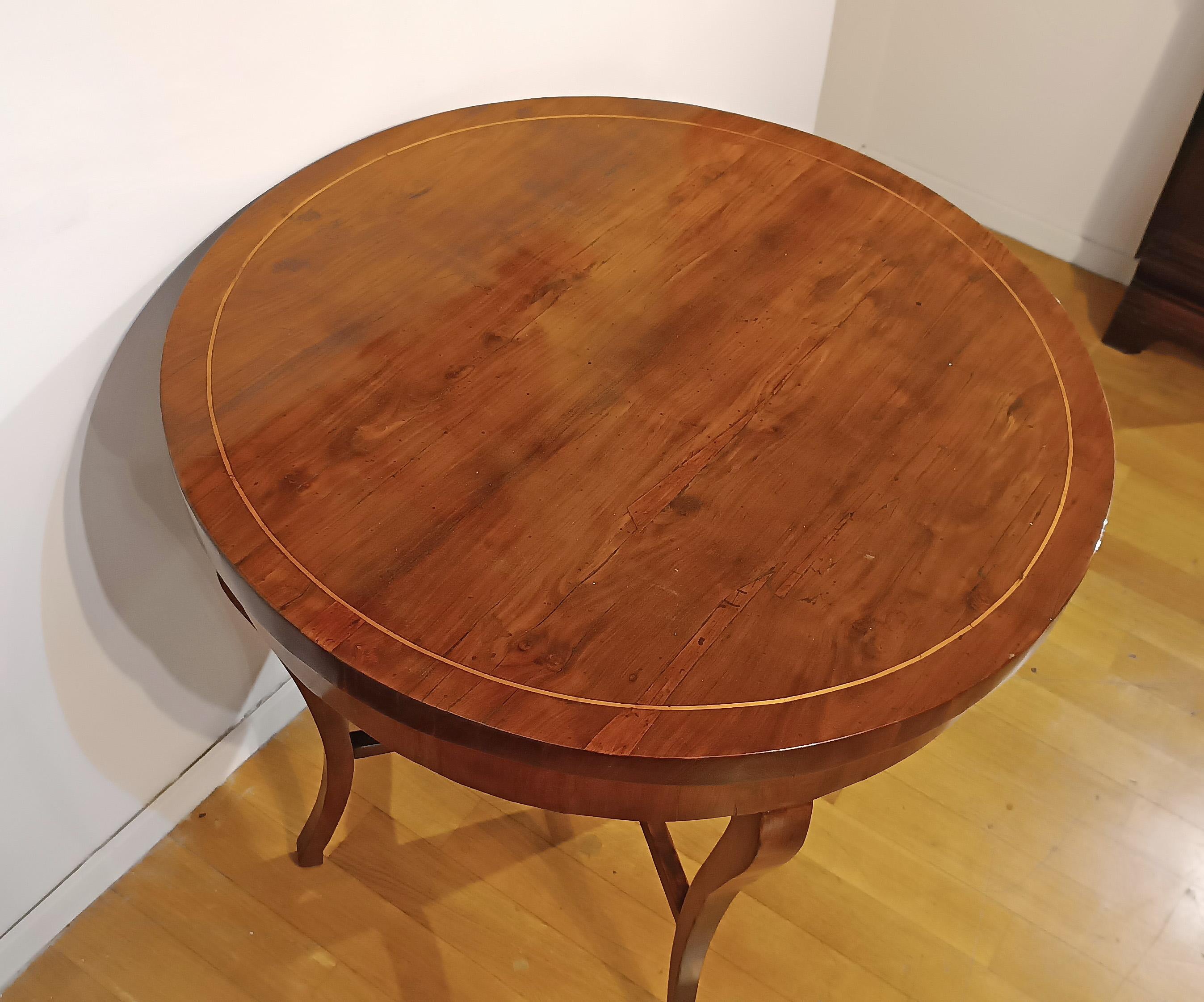 LATE 18th CENTURY DIRECTOIRE COFFEE TABLE WITH WALNUT VENEER In condizioni buone in vendita a Firenze, FI