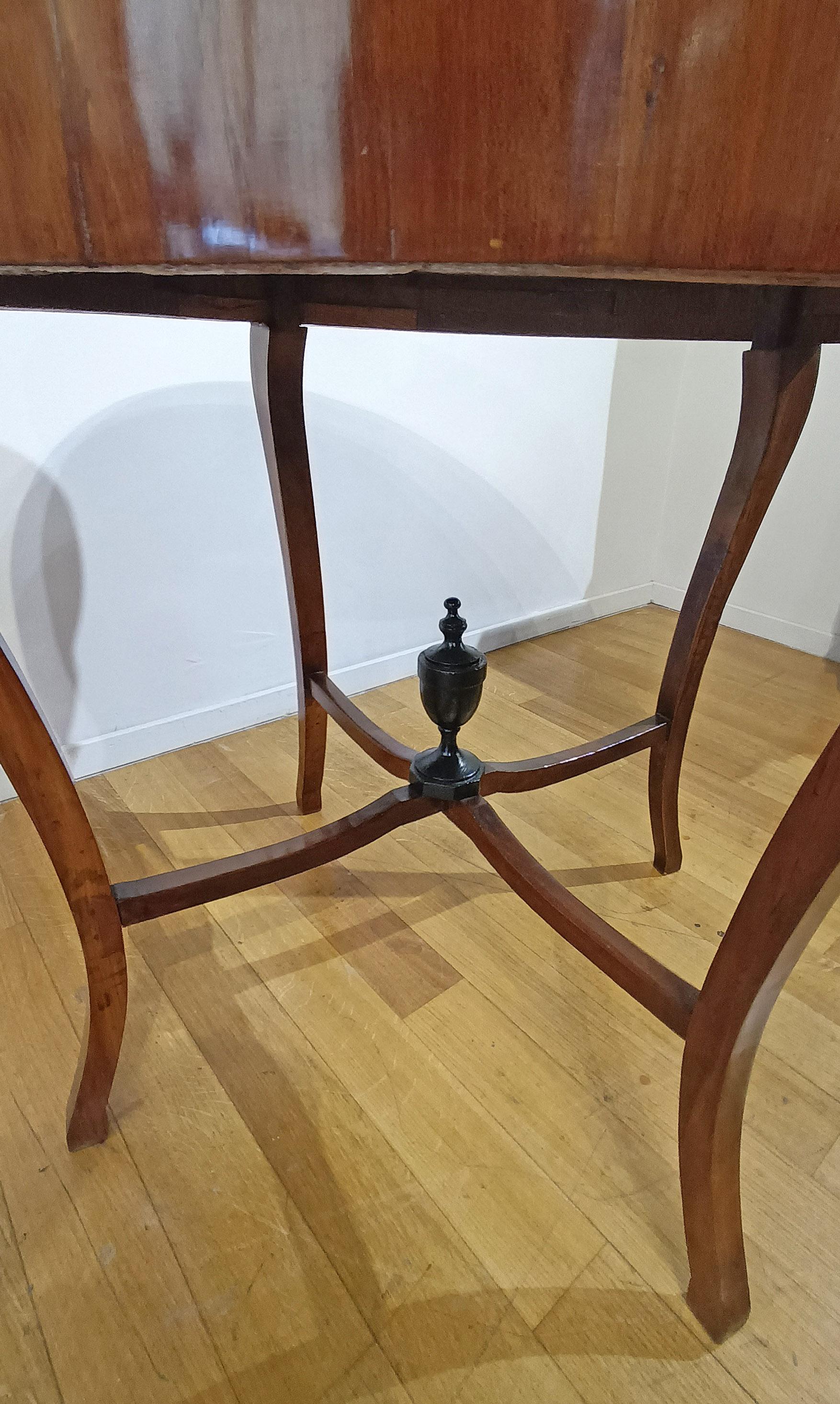 Legno di alberi da frutto LATE 18th CENTURY DIRECTOIRE COFFEE TABLE WITH WALNUT VENEER in vendita