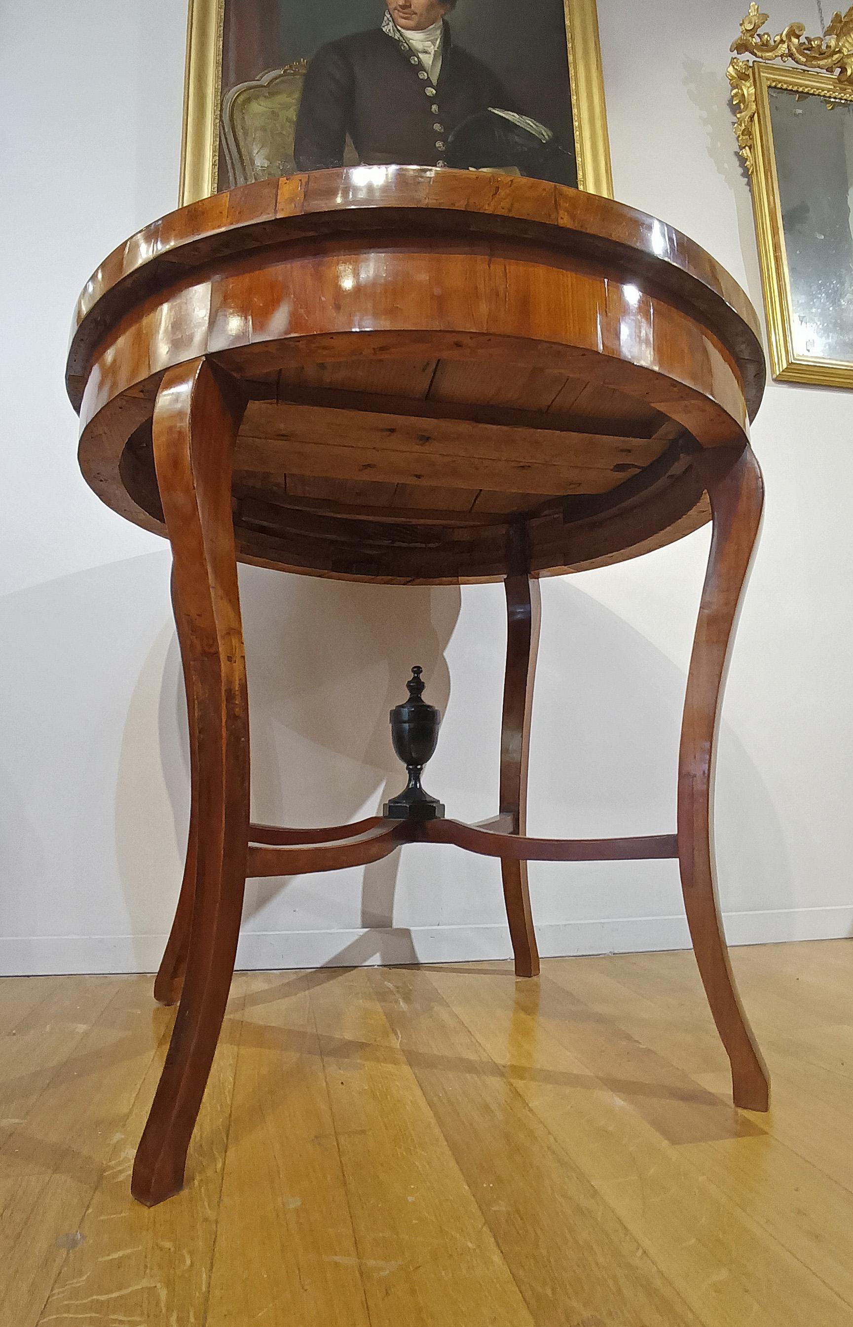 LATE 18th CENTURY DIRECTOIRE COFFEE TABLE WITH WALNUT VENEER in vendita 1
