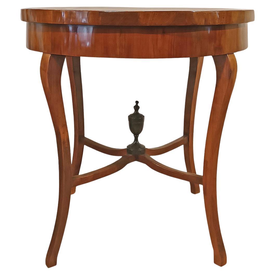 LATE 18th CENTURY DIRECTOIRE COFFEE TABLE WITH WALNUT VENEER in vendita