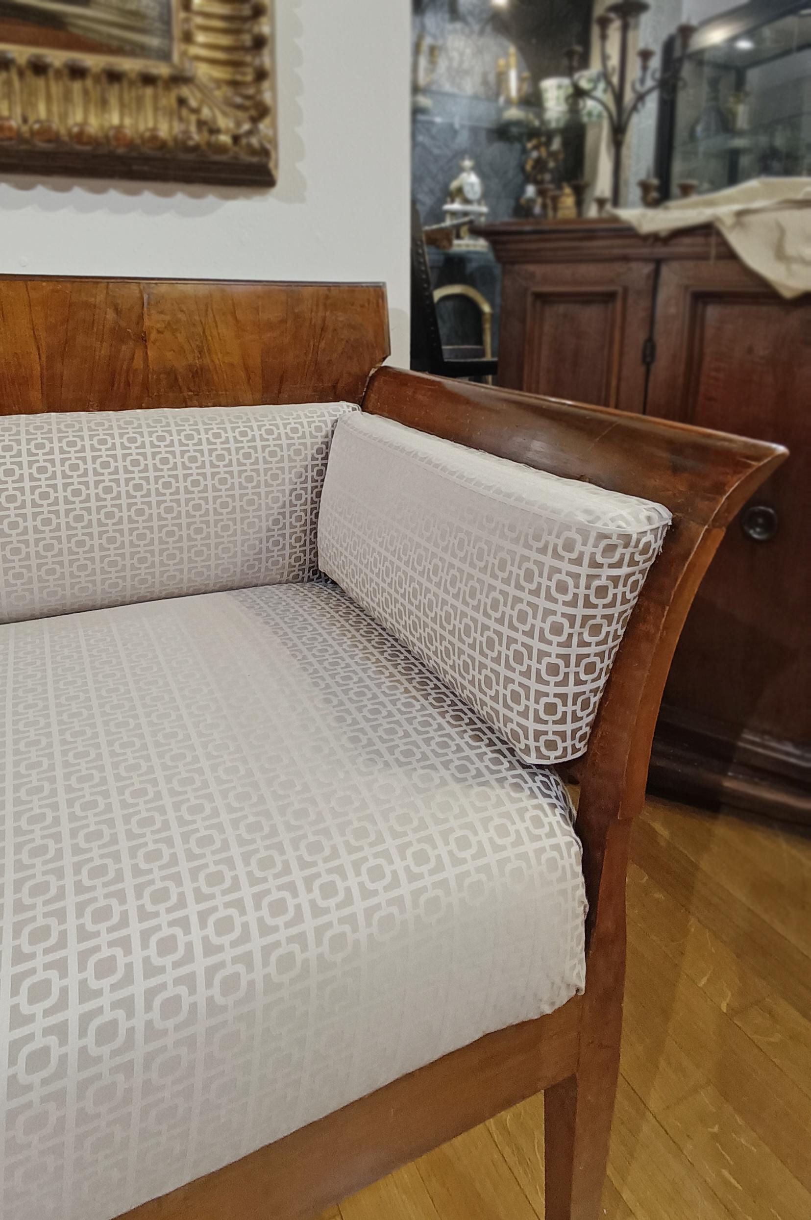 LATE 18th CENTURY DIRECTOIRE PERIOD WALNUT SOFA For Sale 2